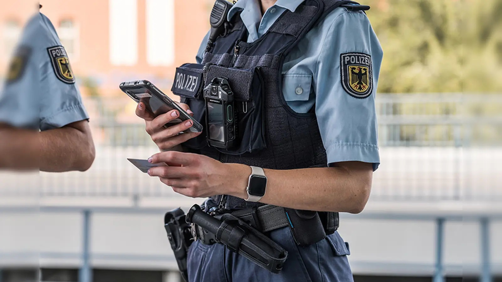 Personenkontrolle am Bahnhof: Die Bundespolizei ermittelt nach einer Schlägerei in Neukirchen bei Sulzbach-Rosenberg. (Bild: Jacob Maibaum/Bundespolizei)