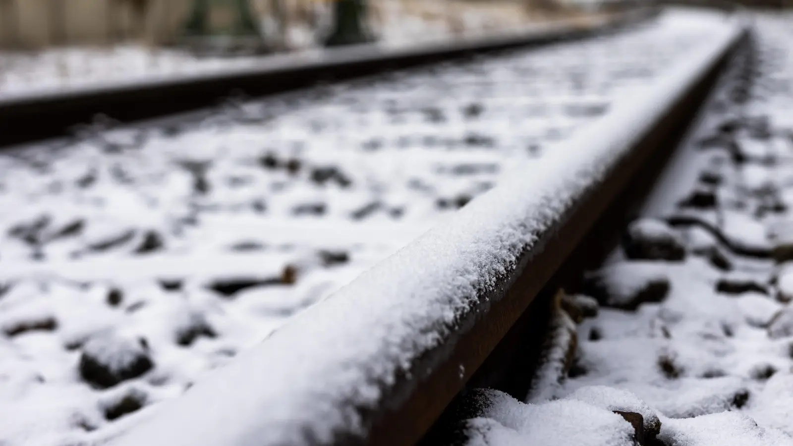 Nach dem Chaos-Wochenende mit viel Schnee läuft der Bahnverkehr langsam wieder an, doch noch nicht alle Züge in der Oberpfalz können fahren. (Symbolbild: Philipp von Ditfurth/dpa)