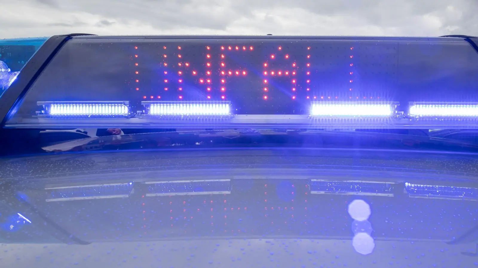 Ein Verkehrsunfall ereignet sich in der Jahnstraße in Kümmersbruck. (Symbolbild: Daniel Karmann/dpa)