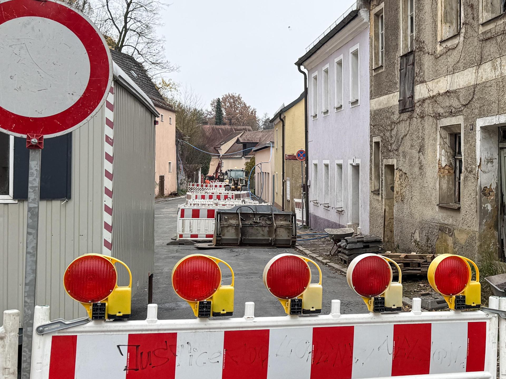 Derzeit ist der Einbahnstraßen-Abschnitt zwischen der Abzweigung zum Kugelplatz und dem Lagerhaus Kopp gesperrt. (Bild: Petra Hartl)