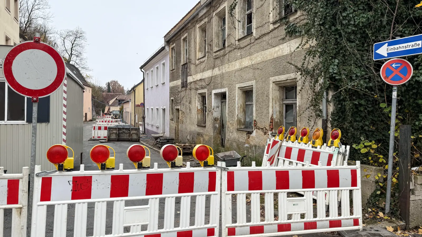 Derzeit ist der Einbahnstraßen-Abschnitt zwischen der Abzweigung zum Kugelplatz und dem Lagerhaus Kopp gesperrt. (Bild: Petra Hartl)