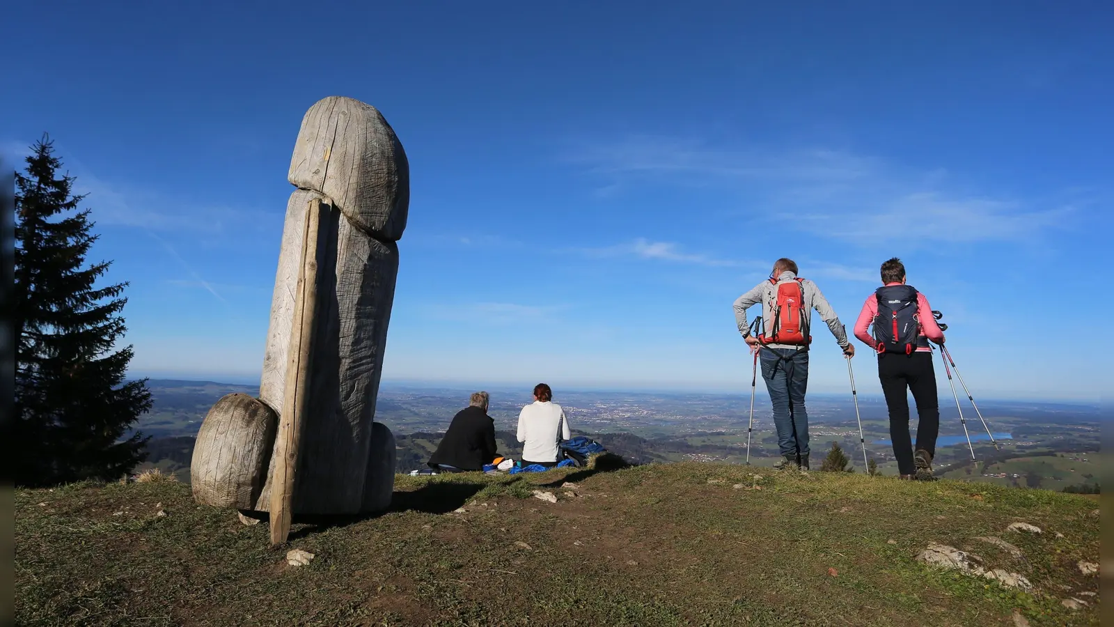 Phallussymbole werden häufig zur Belustigung in Hefte der Tischnachbarn gemalt oder auf Wanderrouten aufgestellt. In Autos kratzen sollte man diese aber nicht!  (Bild: Karl-Josef Hildenbrand)