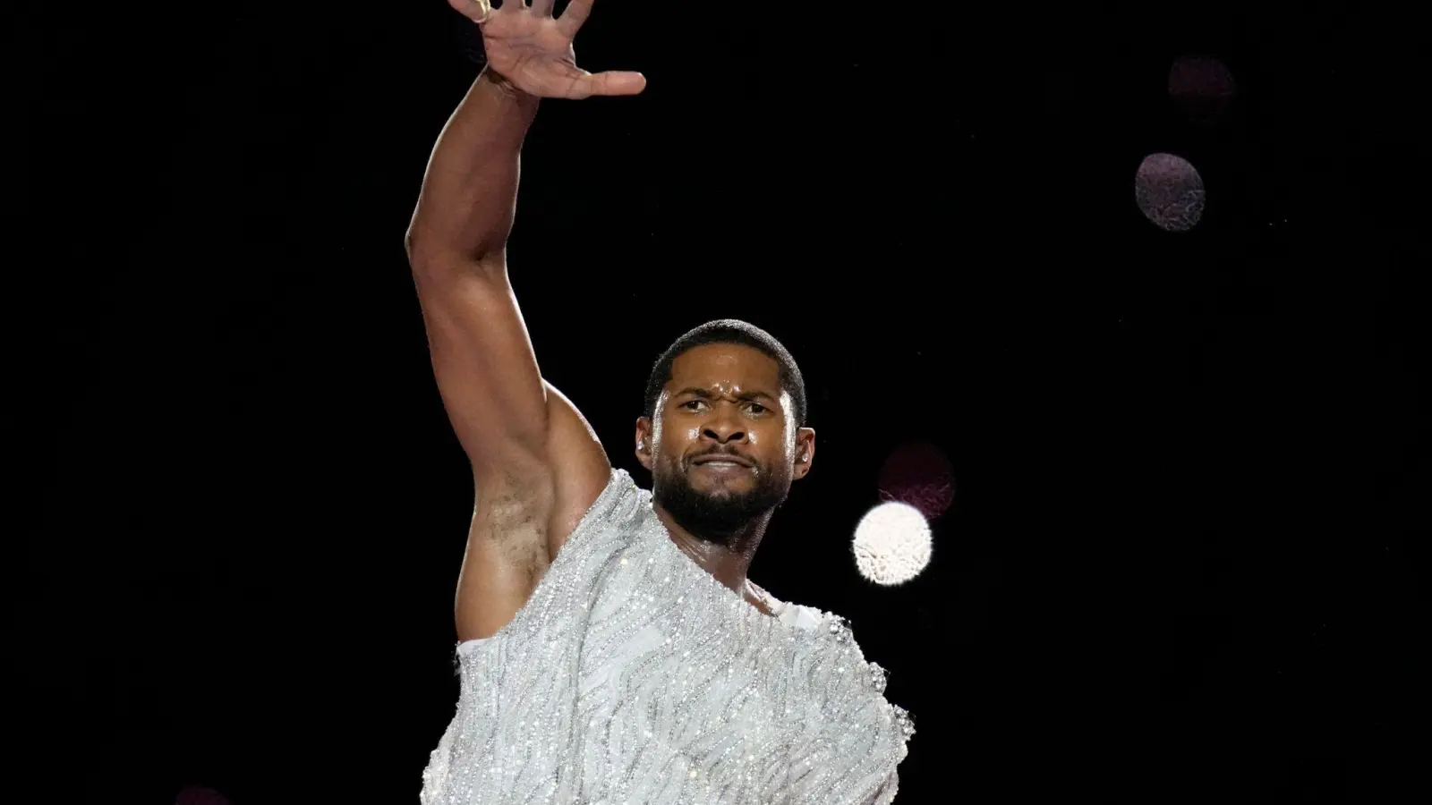 Usher hatte in der Halbzeitpause des Super Bowls einen großen Auftritt. (Bild: Ashley Landis/AP/dpa)