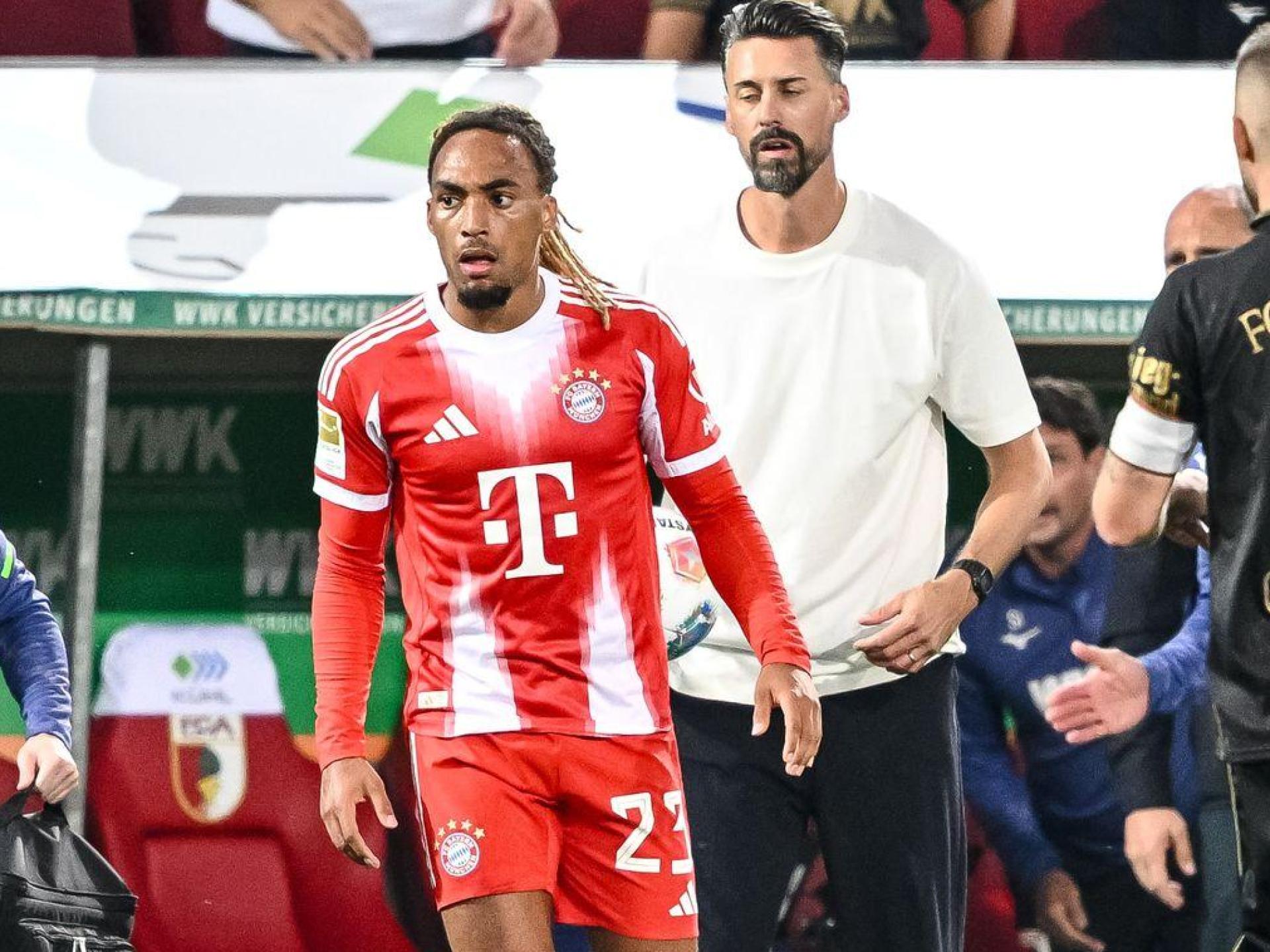 Bayern-Profi Sacha Boey (Mitte) kommt zum Fanclub nach Vilseck. (Archivbild: Harry Langer/dpa)