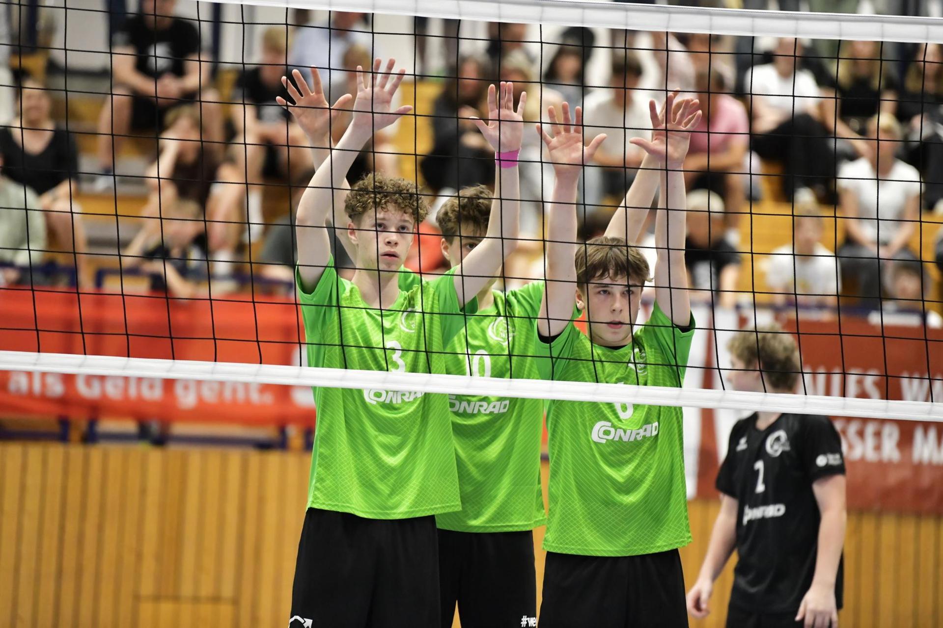 Quirin Möller, Magnus Wagner und Felix Lustig (von links) vom VC Amberg erwarten einen gegnerischen Aufschlag. (Bild: Hubert Ziegler)