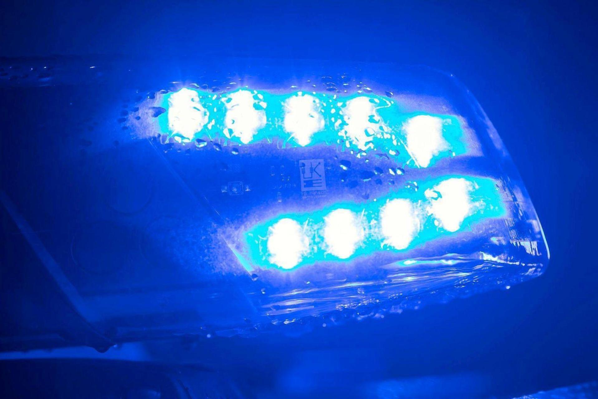 Nach einem Fahrzeugbrand musste der Autobahnzubringer bei Schwenderöd im Birgland gesperrt werden (Symbolbild: Jens Büttner/dpa)