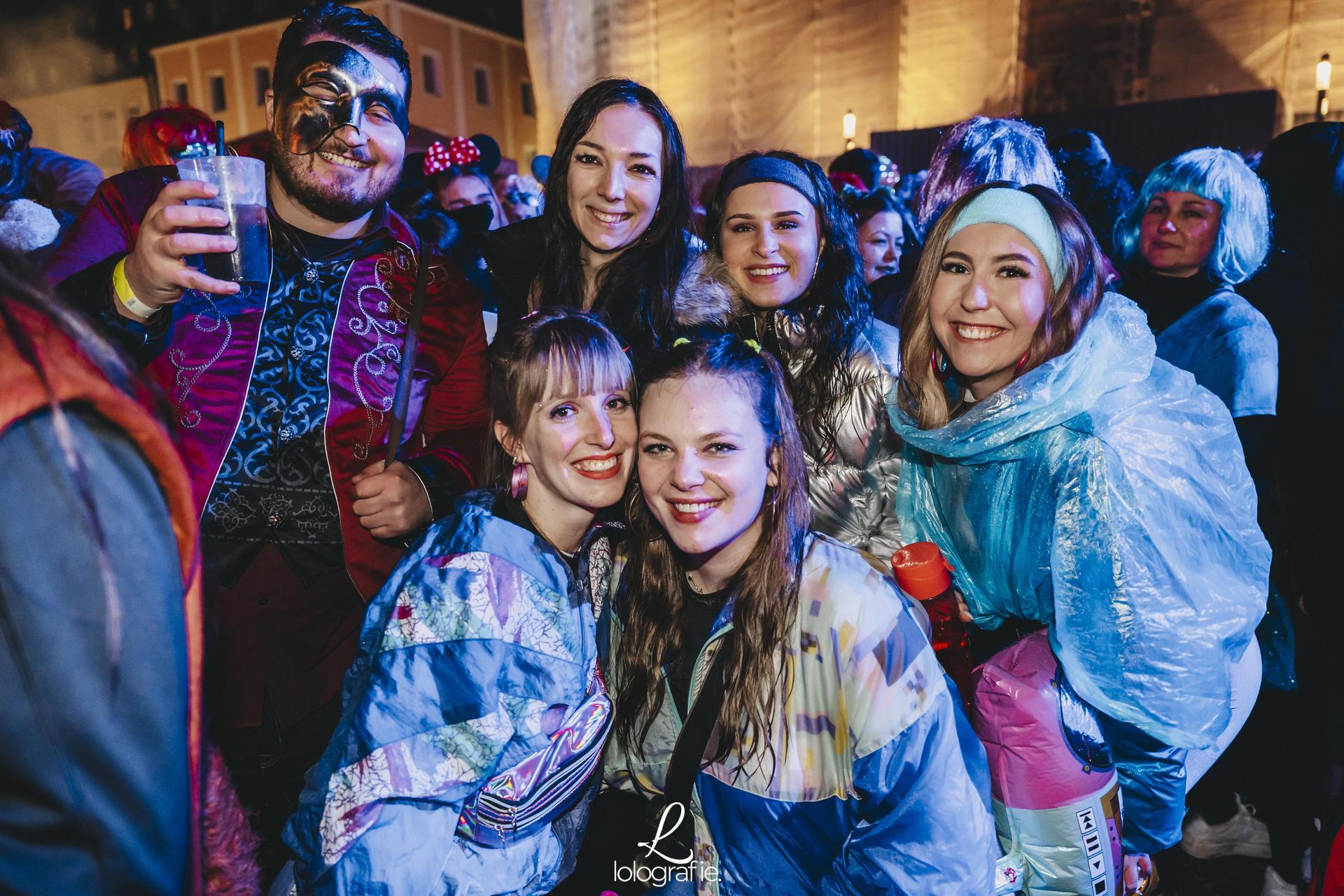 Hexennacht in Amberg. Die Fotos vom Weiberfasching am Marktplatz, exklusiv auf Amberg24.de (Bild: Lolografie)