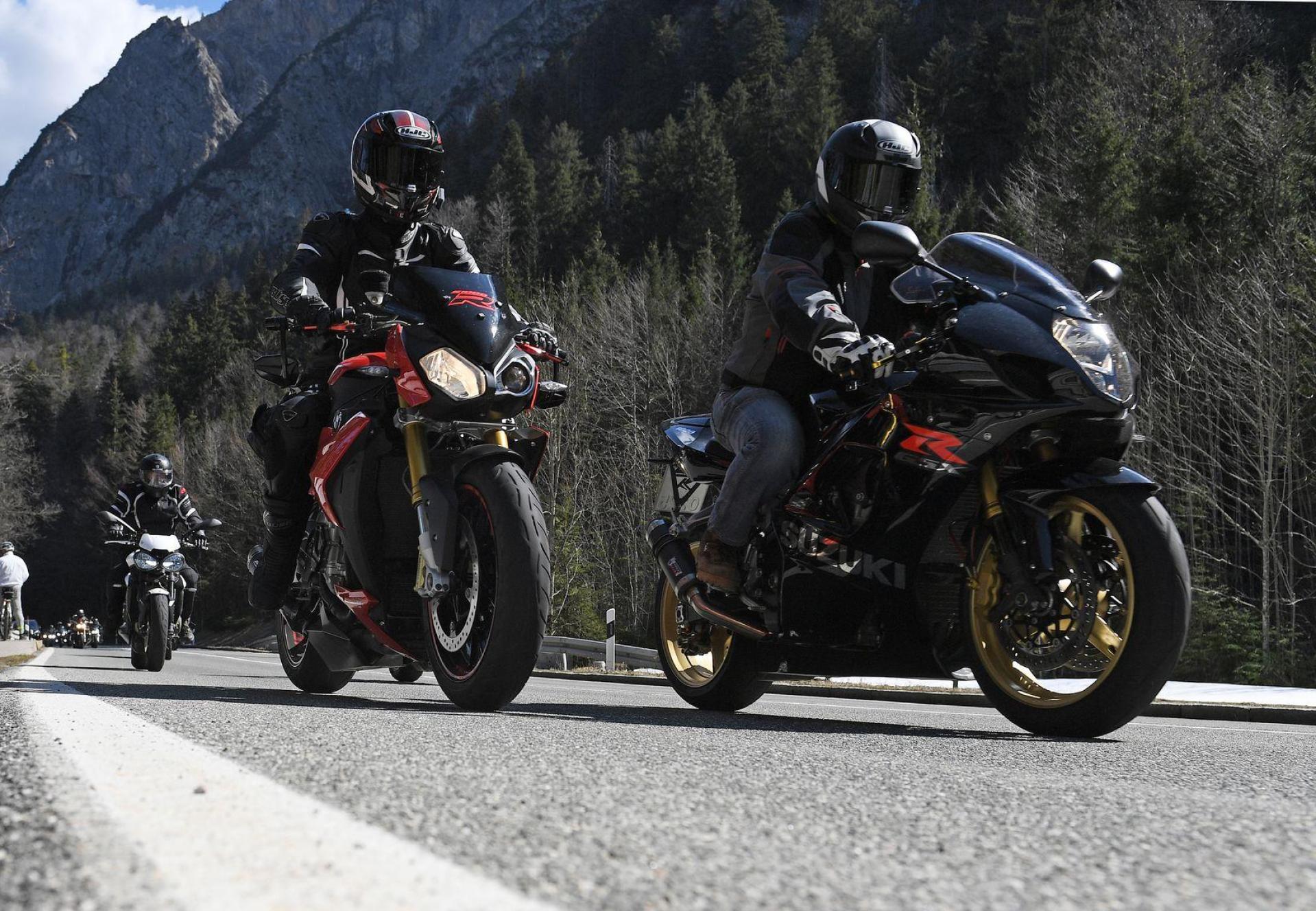 Auf zwei Rädern durch reizvolle Landschaften: Die Motorradsaison in Bayern geht los. (Bild: Angelika Warmuth/dpa)