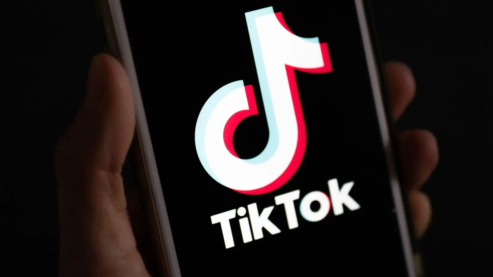 Das Tiktok-Mutterunternehmen soll eine Millionenstrafe zahlen. (Archivbild)  (Bild: Monika Skolimowska/dpa)