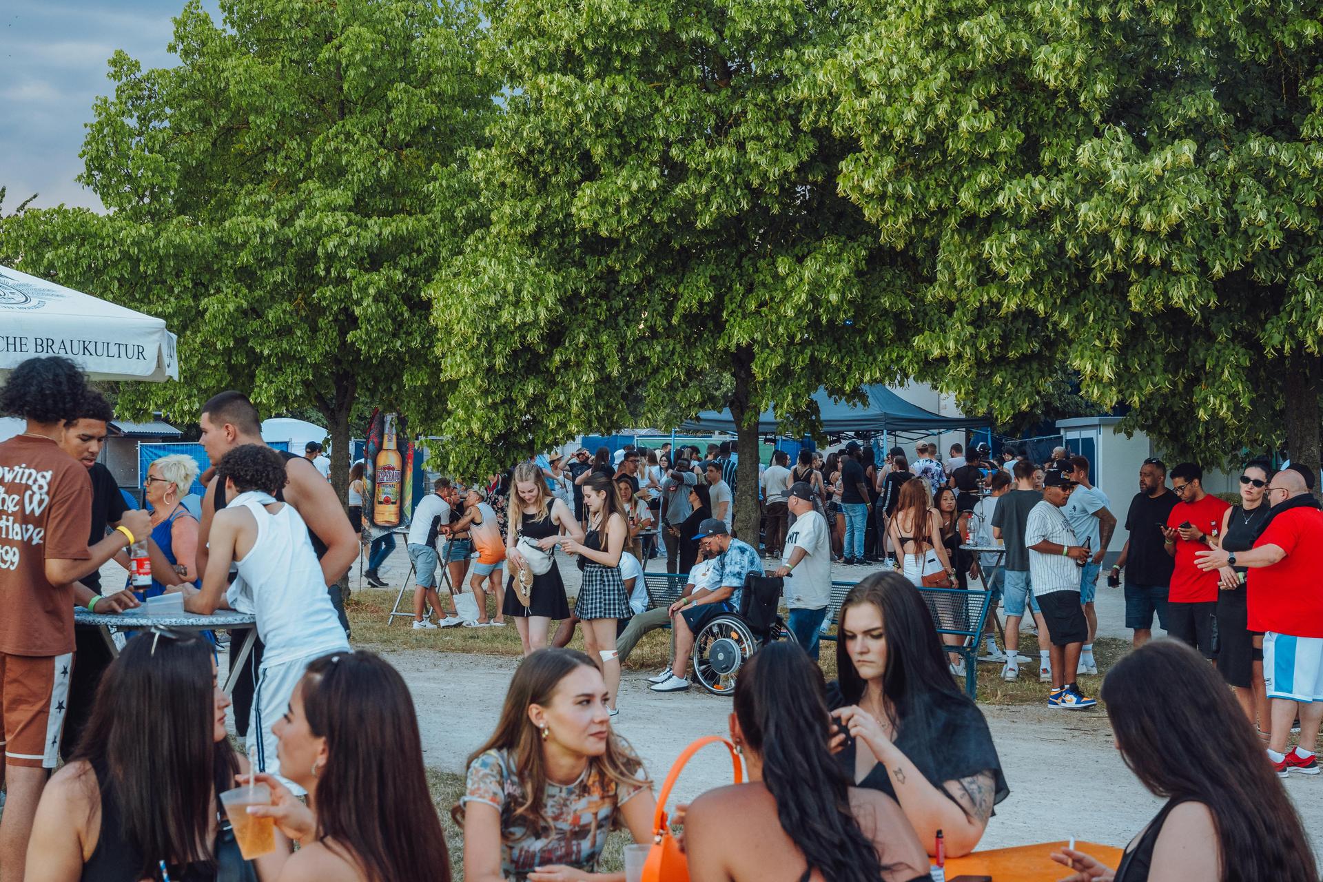 Shisha, Drinks und guter Hip-Hop. So war&#39;s am Hip-Hop BBQ in Amberg.  (Bild: Denise Helmschrott)