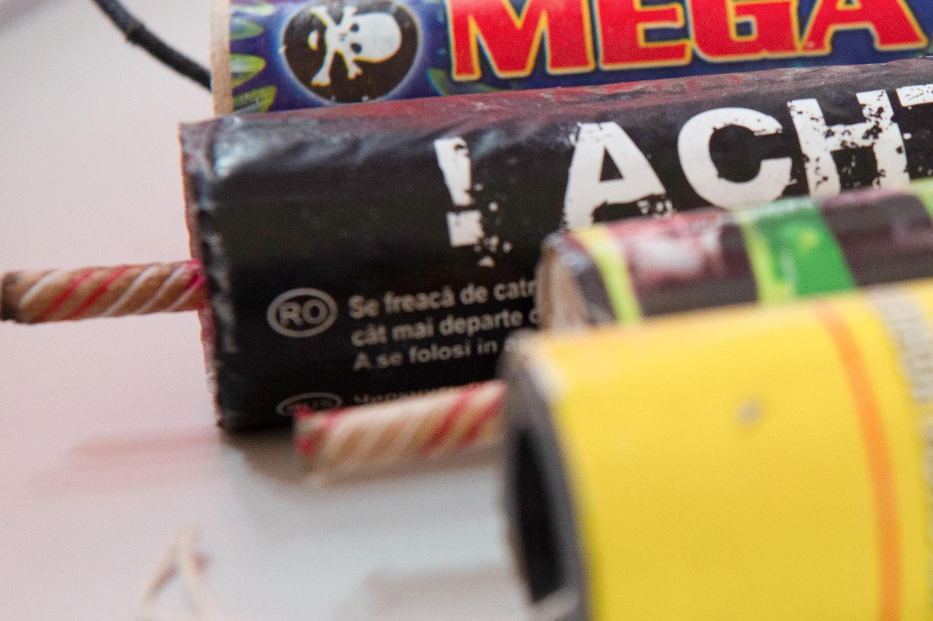 Zivilfahnder der Verkehrspolizei Amberg entdeckten in Ursensollen einen Kleintransporter voller Feuerwerkskörper. (Symbolbild: Paul Zinken/dpa)