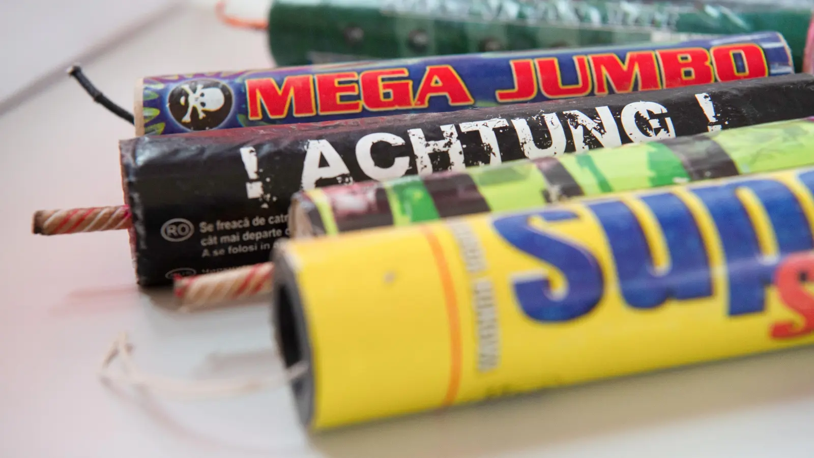 Zivilfahnder der Verkehrspolizei Amberg entdeckten in Ursensollen einen Kleintransporter voller Feuerwerkskörper. (Symbolbild: Paul Zinken/dpa)