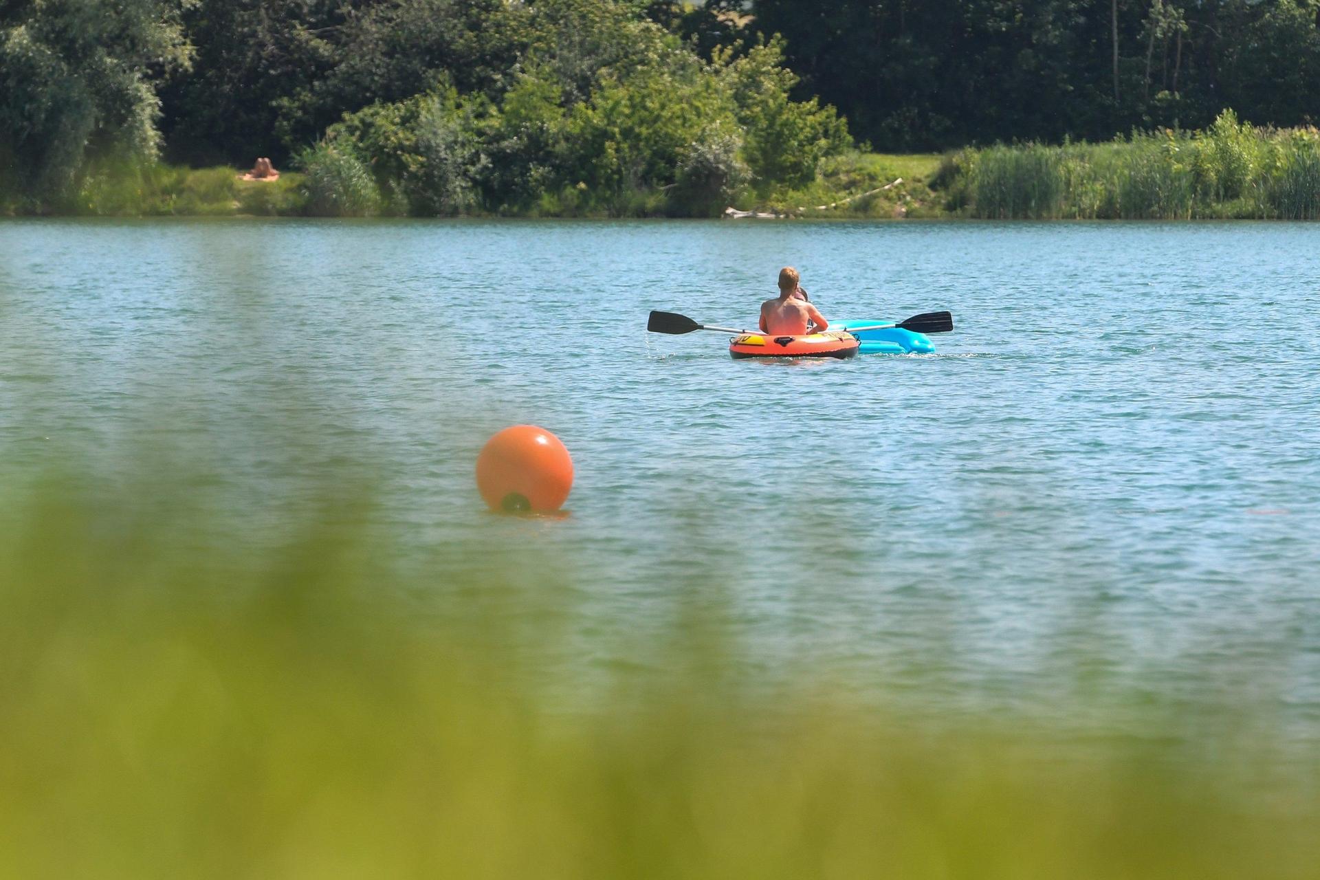 Ein 20-jähriger Mann stirbt nach einem Badeunfall am Guggenberger See trotz Reanimationsversuchen. (Symbolbild: Armin Weigel)