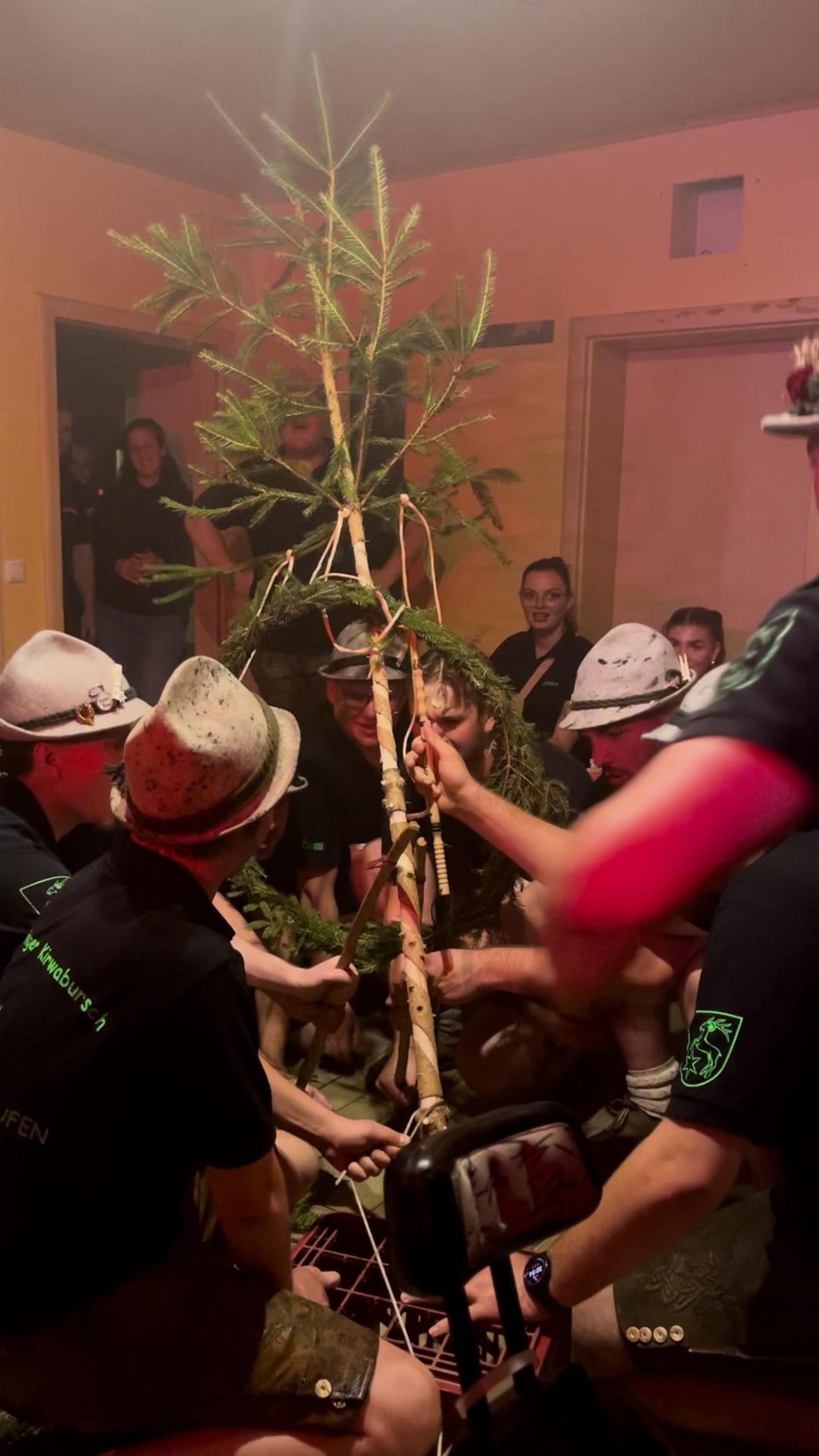 Ein Minikirwabaum im alten Sportheim - das gibts auch nur in Köfering. (Bild: knz)