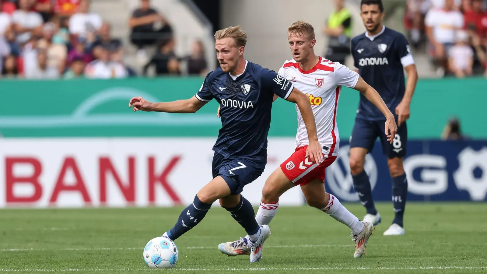 Bochums Lukas Daschner behauptet den Ball. (Bild: Stefan Bösl/dpa)