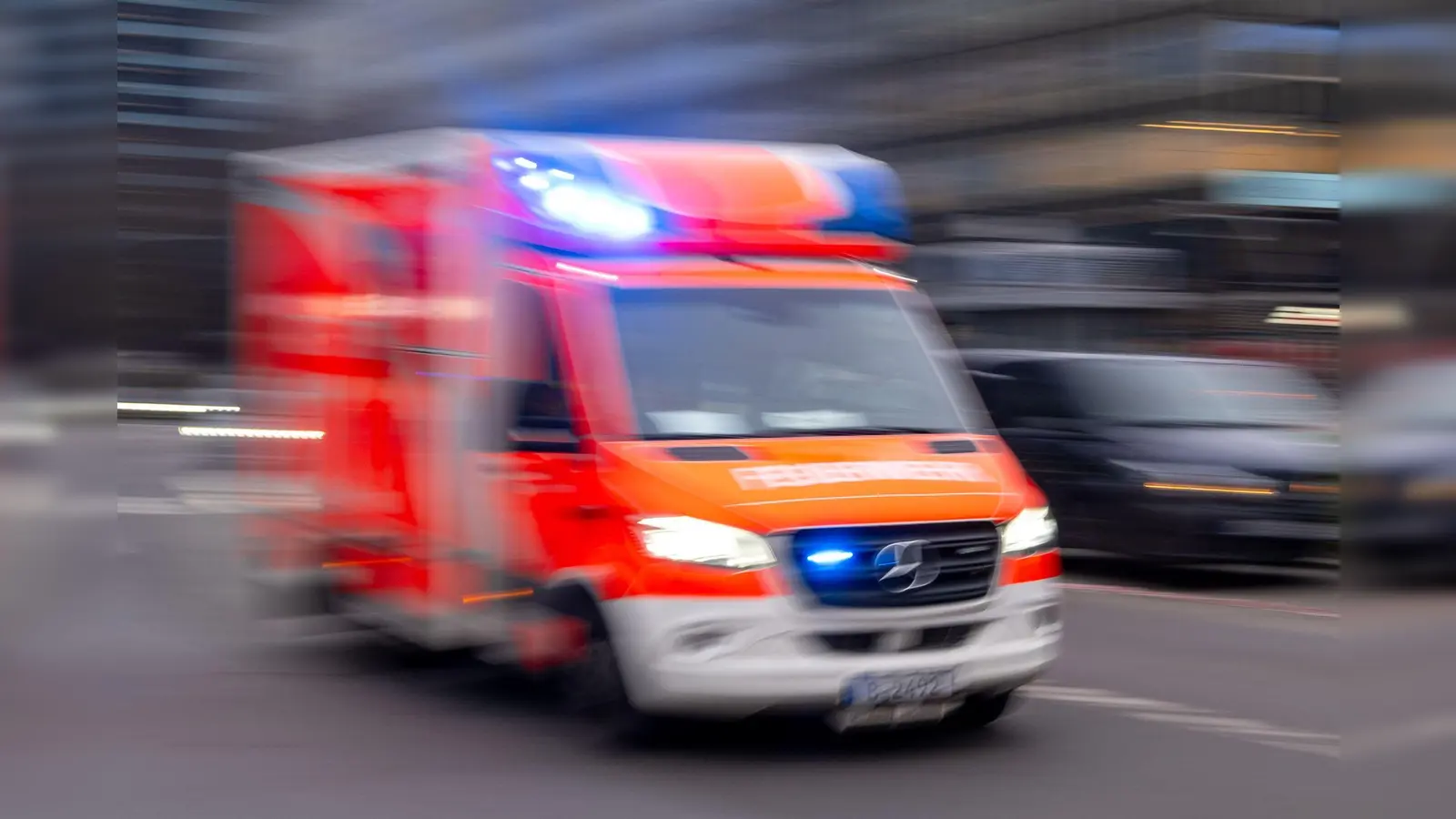 Ein Vorfahrtsverstoß in Hahnbach führte zu einem Unfall mit zwei Verletzten. (Symbolbild: Monika Skolimowska/dpa)