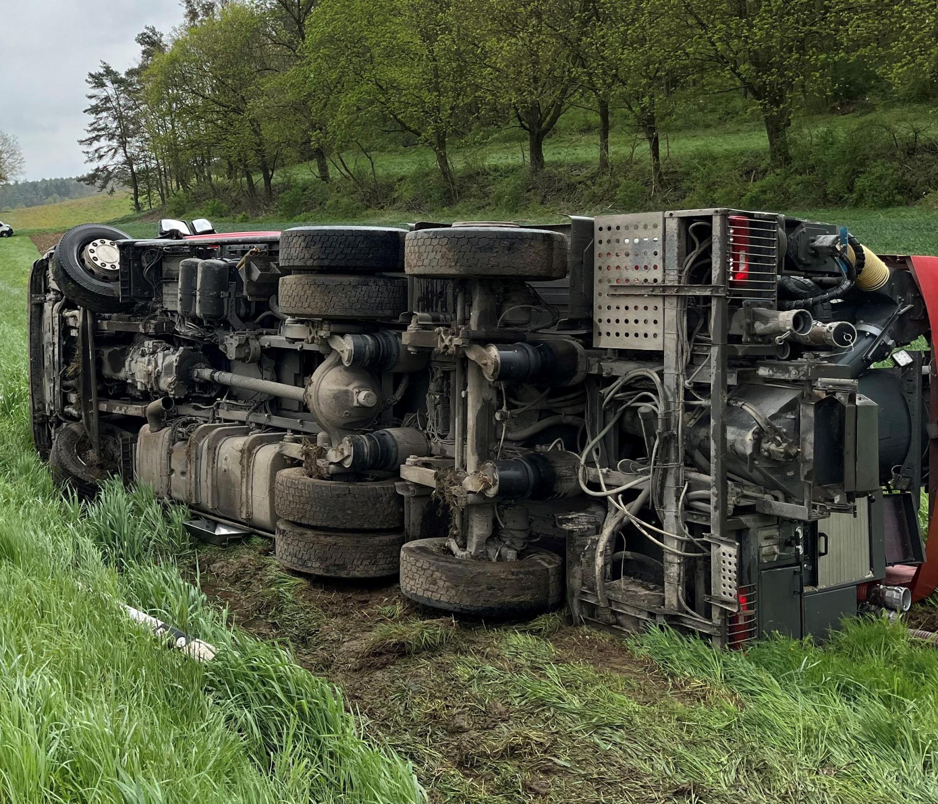 Nahe der Einöde Ruiding, die zur Gemeinde Ensdorf gehört, ist am Freitagvormittag, 19. April, ein Lkw von der Fahrbahn abgekommen, umgekippt und nach einer kurzen Rutschpartie im Straßengraben liegen geblieben. Der Fahrer konnte sich selbst befreien, er ist nach ersten Informationen nicht oder nur leicht verletzt. (Bild: Wolfgang Steinbacher)