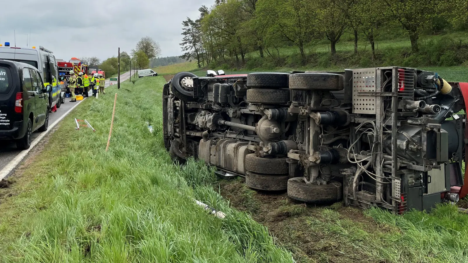Nahe der Einöde Ruiding, die zur Gemeinde Ensdorf gehört, ist am Freitagvormittag, 19. April, ein Lkw von der Fahrbahn abgekommen, umgekippt und nach einer kurzen Rutschpartie im Straßengraben liegen geblieben. Der Fahrer konnte sich selbst befreien, er ist nach ersten Informationen nicht oder nur leicht verletzt. (Bild: Wolfgang Steinbacher)
