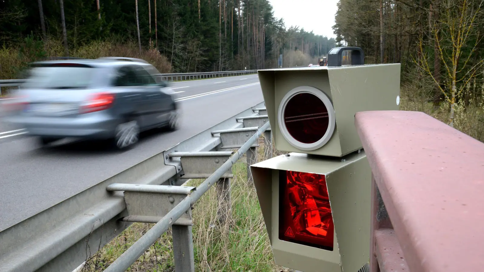 Bei Ensdorf war ein Motorradfahrer bei erlaubten 100 km/h mit 211 Sachen unterwegs. (Symbolbild: Petra Hartl)