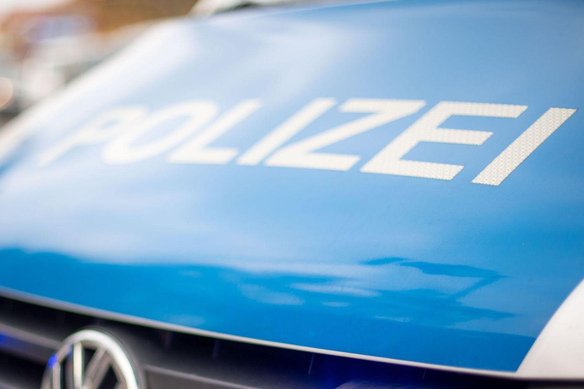 Am Sonntag hat ein Unbekannter einen VW Touran am Parkplatz der Illschwanger Grundschule angefahren. (Symbolbild: Lino Mirgeler/dpa)