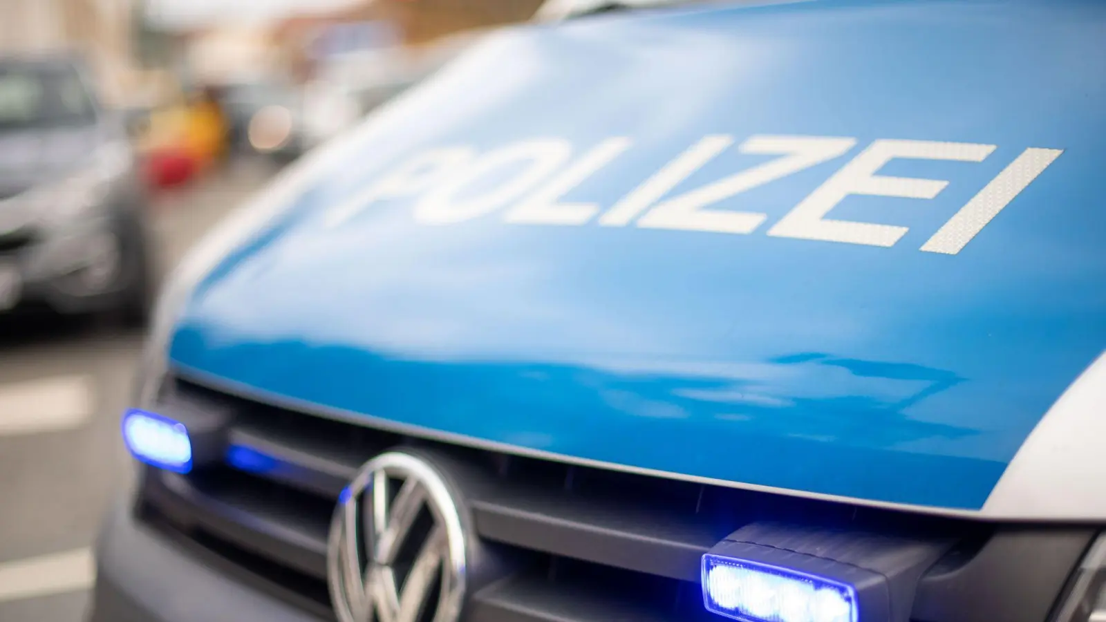 Am Sonntag hat ein Unbekannter einen VW Touran am Parkplatz der Illschwanger Grundschule angefahren. (Symbolbild: Lino Mirgeler/dpa)