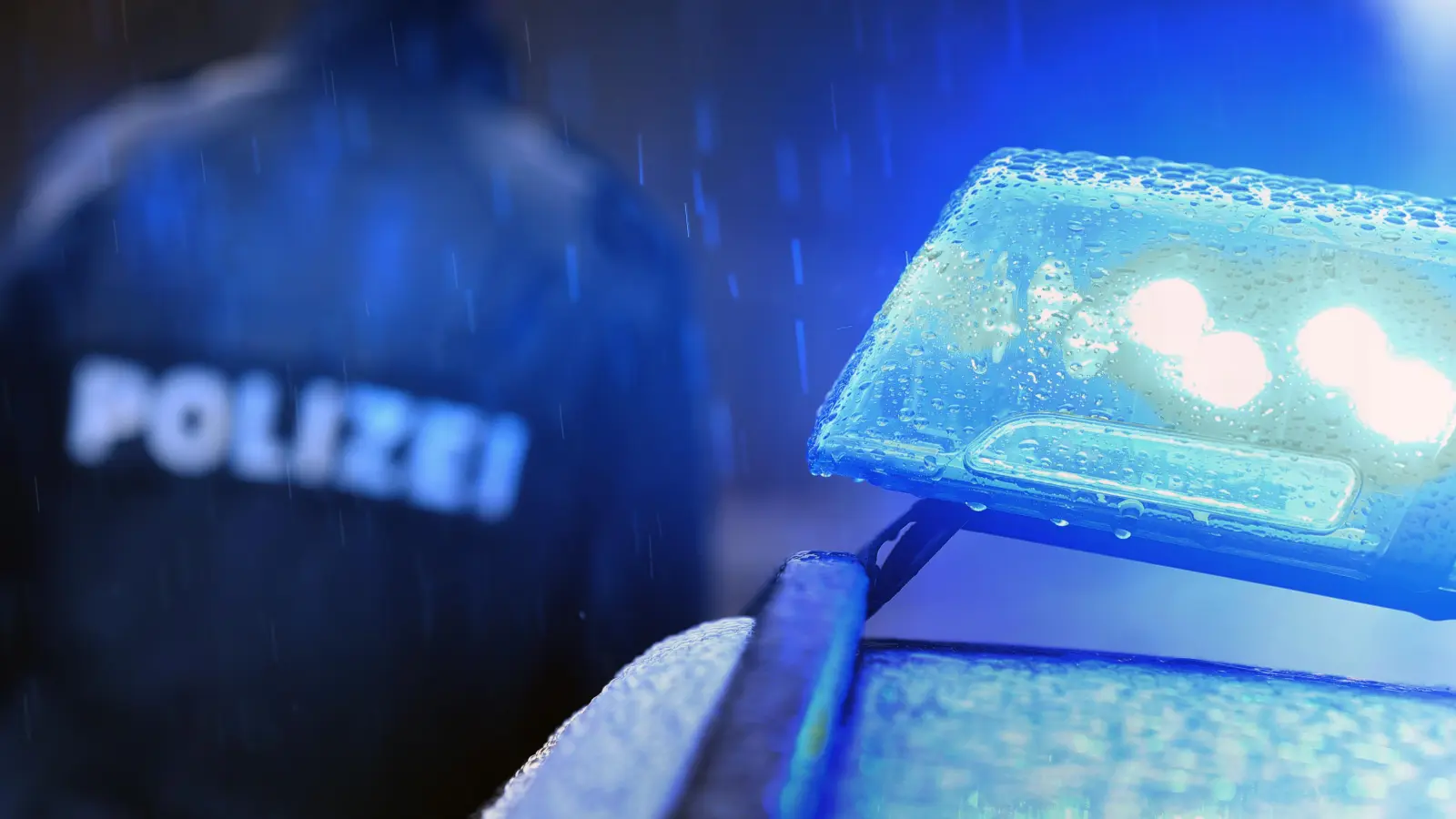 Die Polizei sucht Zeugen in Ammerthal. (Symbolbild: Karl-Josef Hildenbrand/dpa)