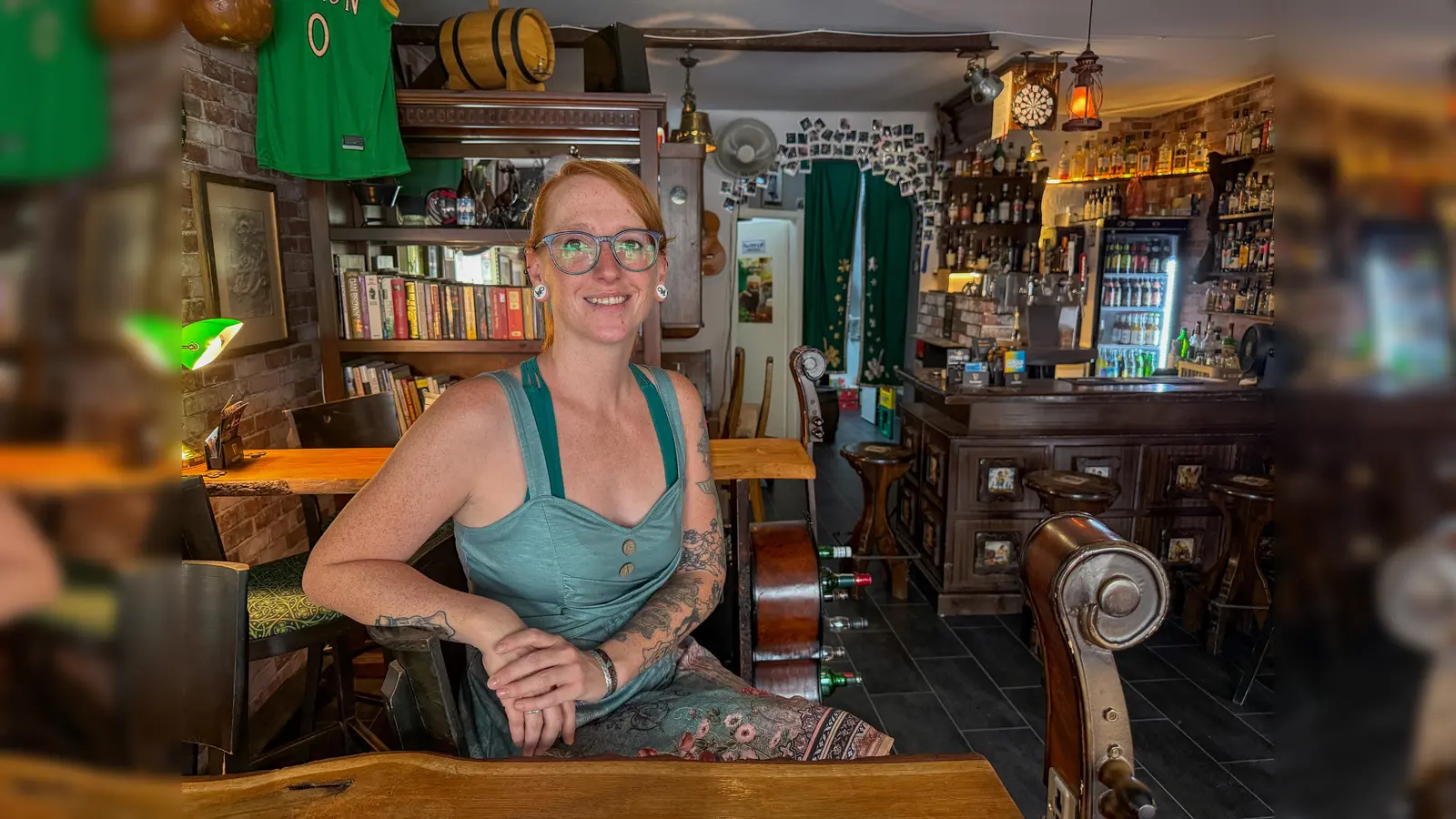 Das ist Viki Schmauß. Sie sitzt in ihrem „zweiten Wohnzimmer”, dem Irish Pub „Library” am Malteserplatz. (Bild: Wolfgang Steinbacher)