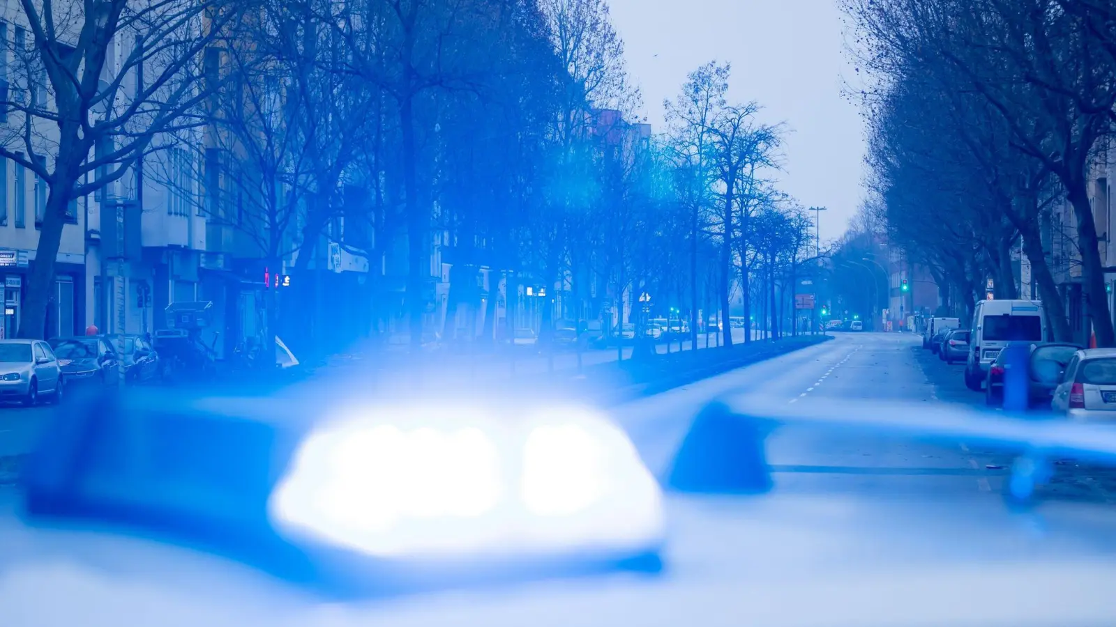 In der Nacht auf Freitag kam es in Regensburg zu einem Raubüberfall an einem 44-Jährigen; dieser wurde schwer verletzt, die Polizei sucht nach Zeugen. (Symbolbild: Christoph Soeder/dpa)