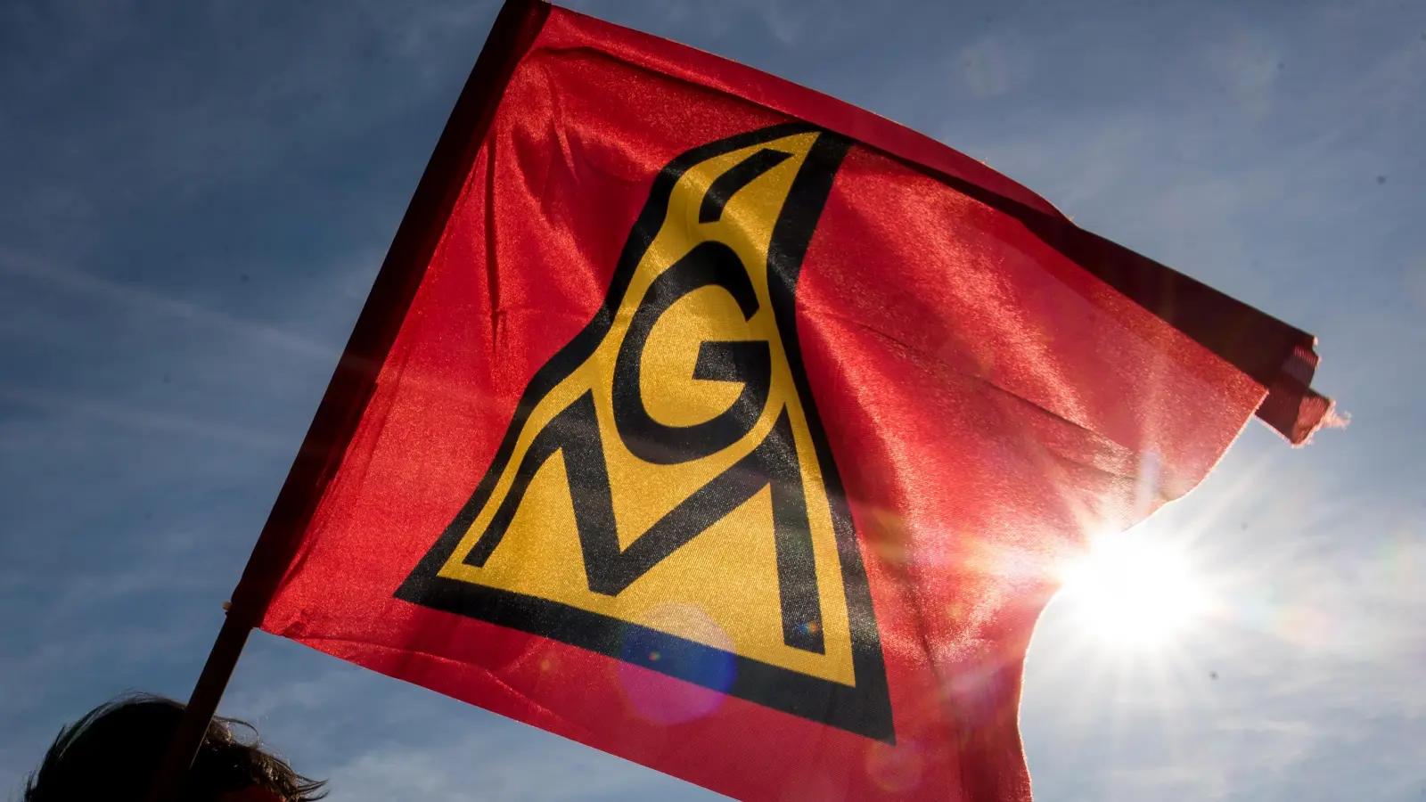 Vor der dritten Verhandlungsrunde setzt die IG Metall auf Warnstreiks. (Symbolbild: Daniel Bockwoldt/dpa)