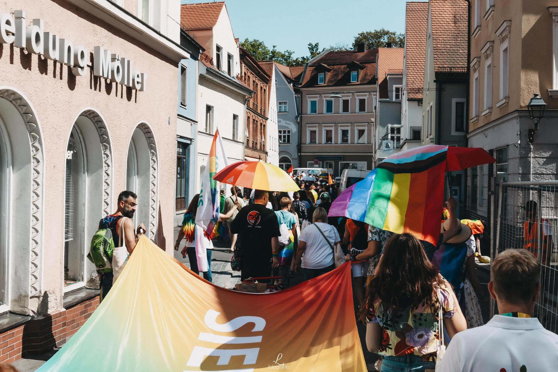 Die Bilder von der CSD-Parade 2023 in Amberg. (Bild: Leonie Hartung)