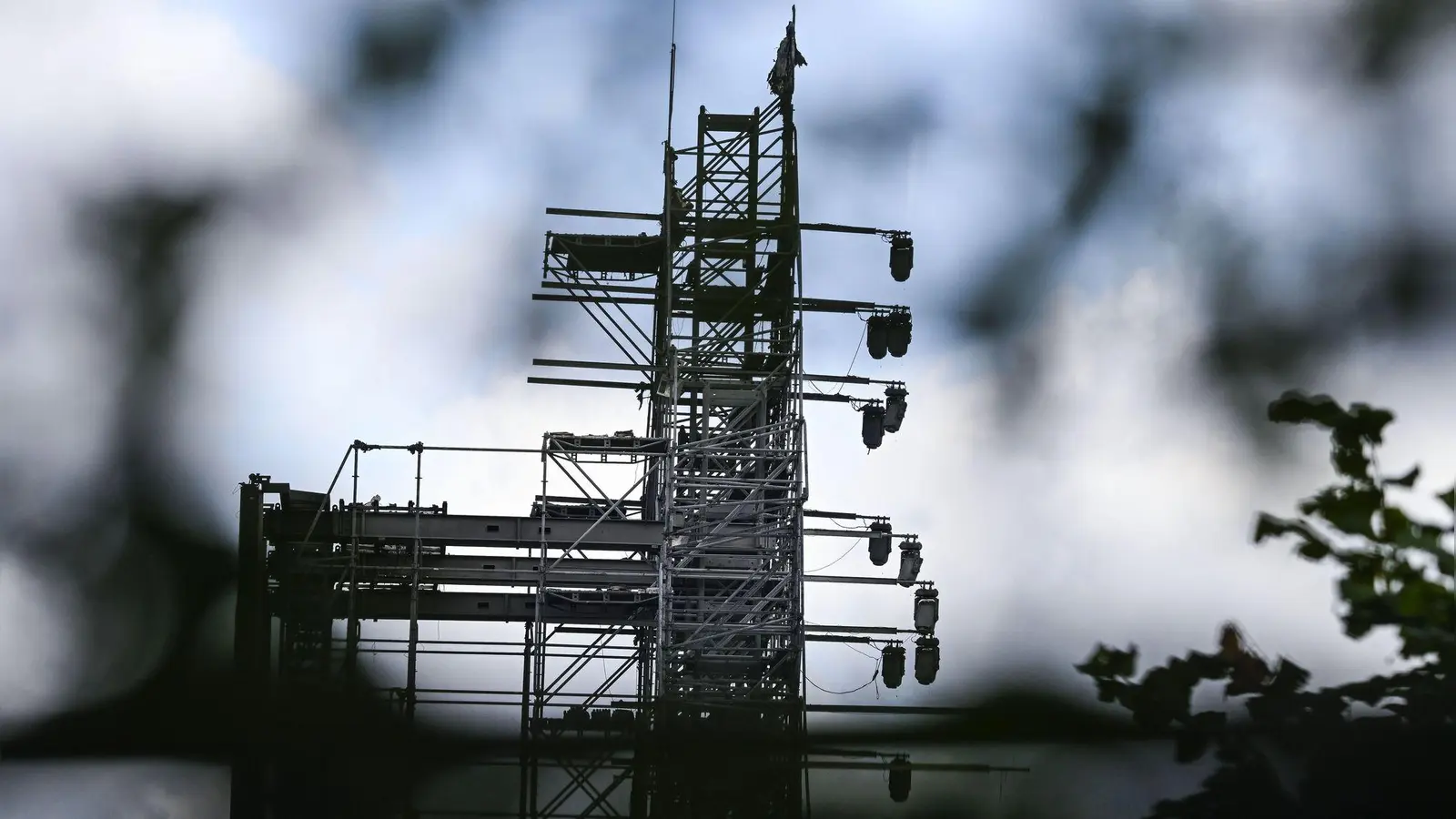 Innerhalb weniger Tage wurde eine alternative Hauptbühne erbaut. (Bild: Tom Goyvaerts/Belga/dpa)