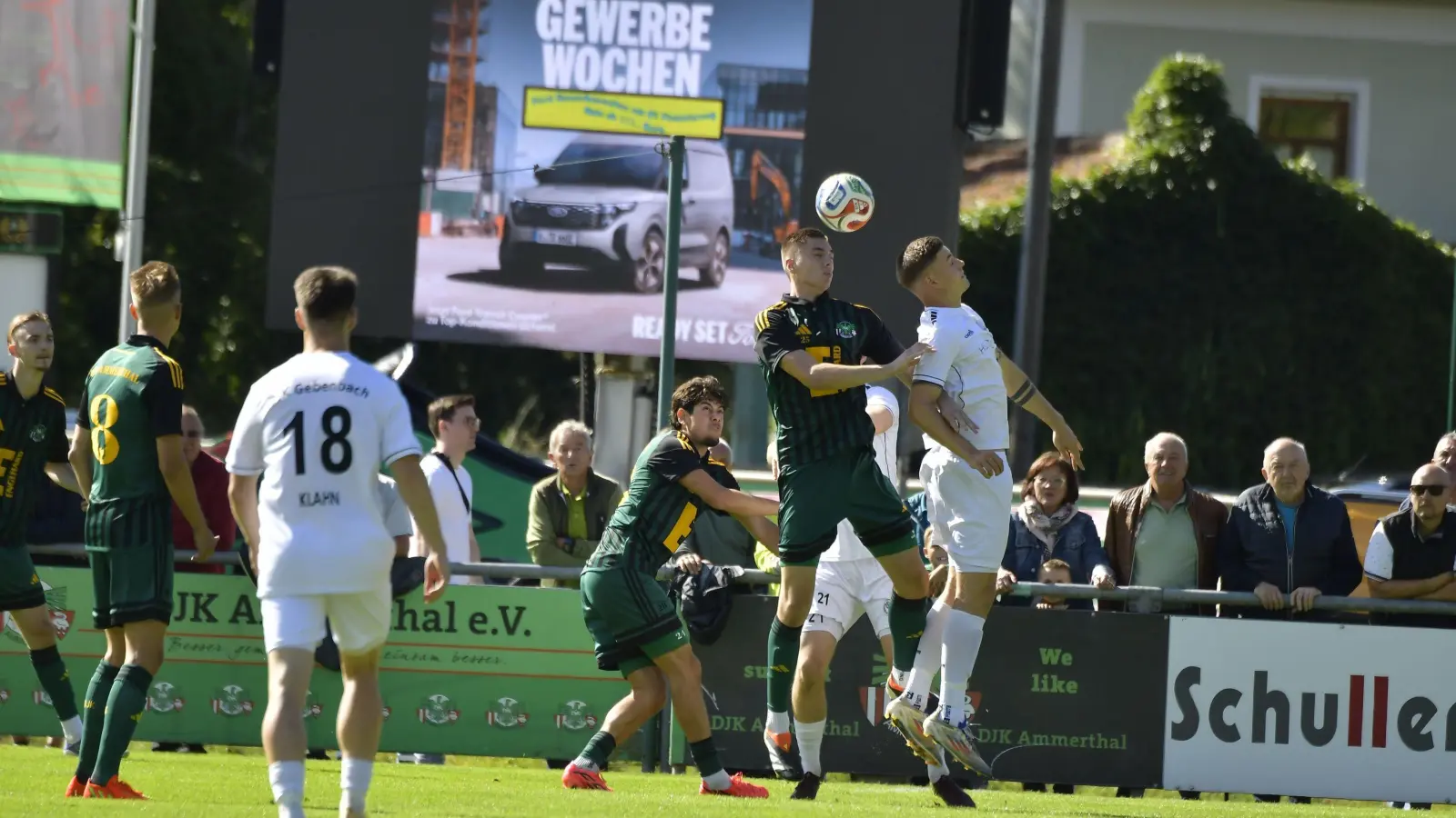 Die DJK Gebenbach (weiße Trikots) siegte in Ammerthal mit 3:1. (Bild: Ziegler)