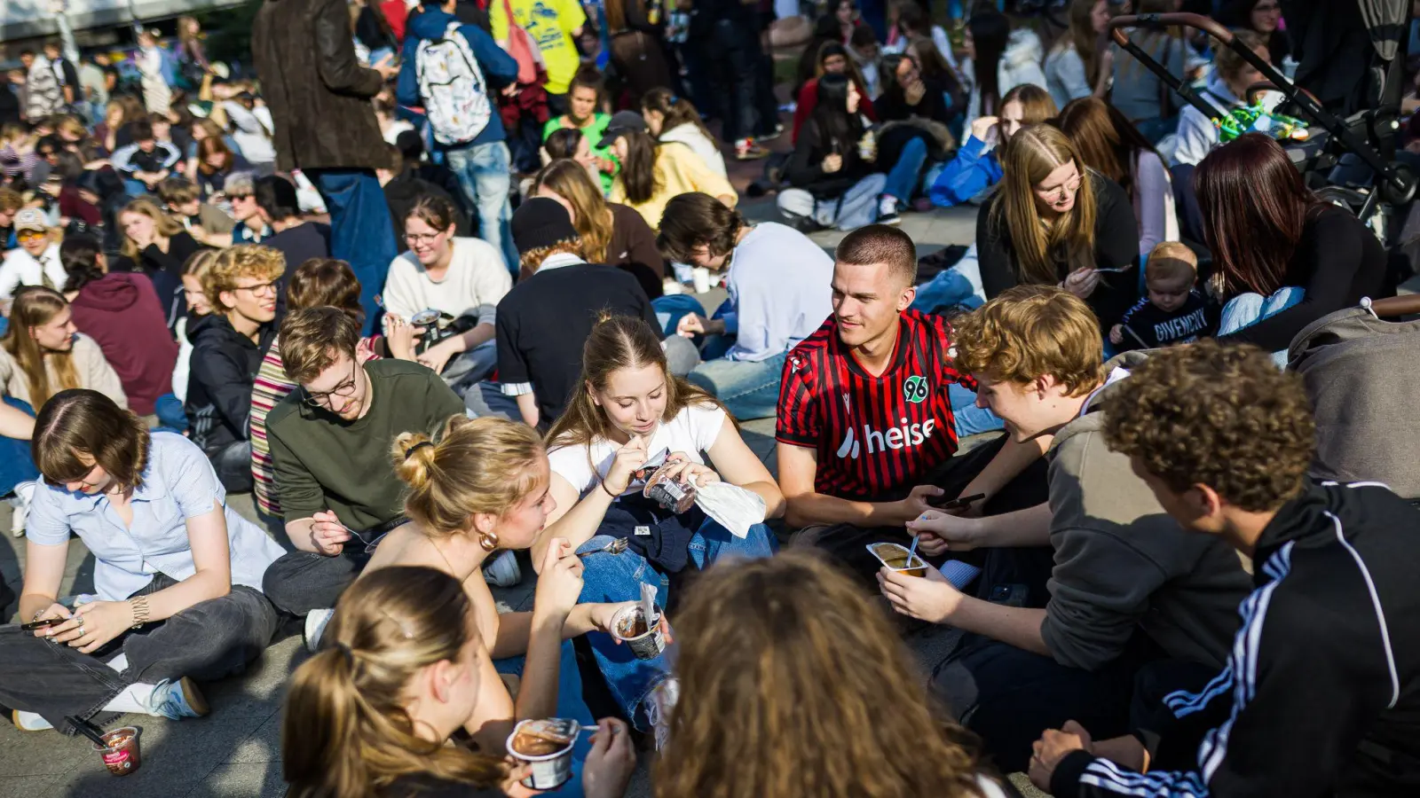 Netz-Trend: Pudding mit der Gabel essen. Das tun in Hannover über 1.000 junge Menschen. (Bild: Moritz Frankenberg/dpa)