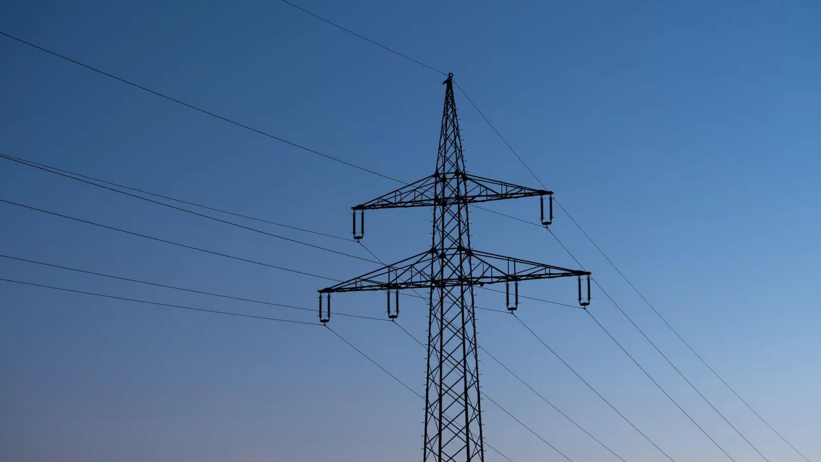 Für etwa 20 Minuten waren am Dienstagnachmittag vor allem Haushalte im südlichen Teil des Stadtgebiets von Sulzbach-Rosenberg ohne Strom. (Symbolbild: Silas Stein/dpa)