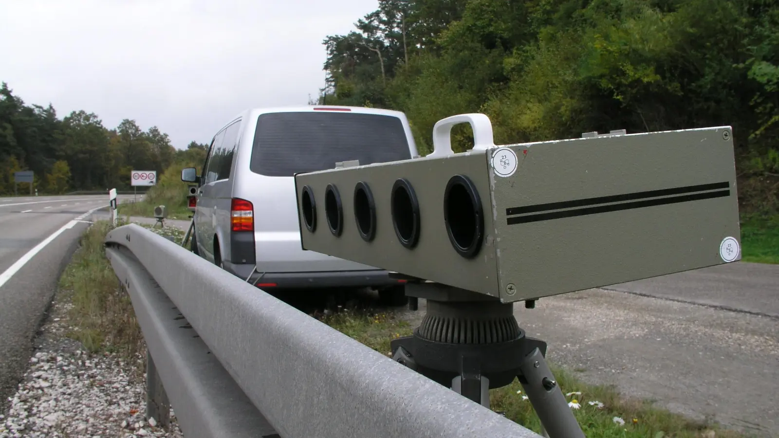 Auf der Staatsstraße 2165 hat die Verkehrspolizei Amberg Raser aus dem Verkehr gezogen.  (Symbolbild:  VPI_Regensburg)