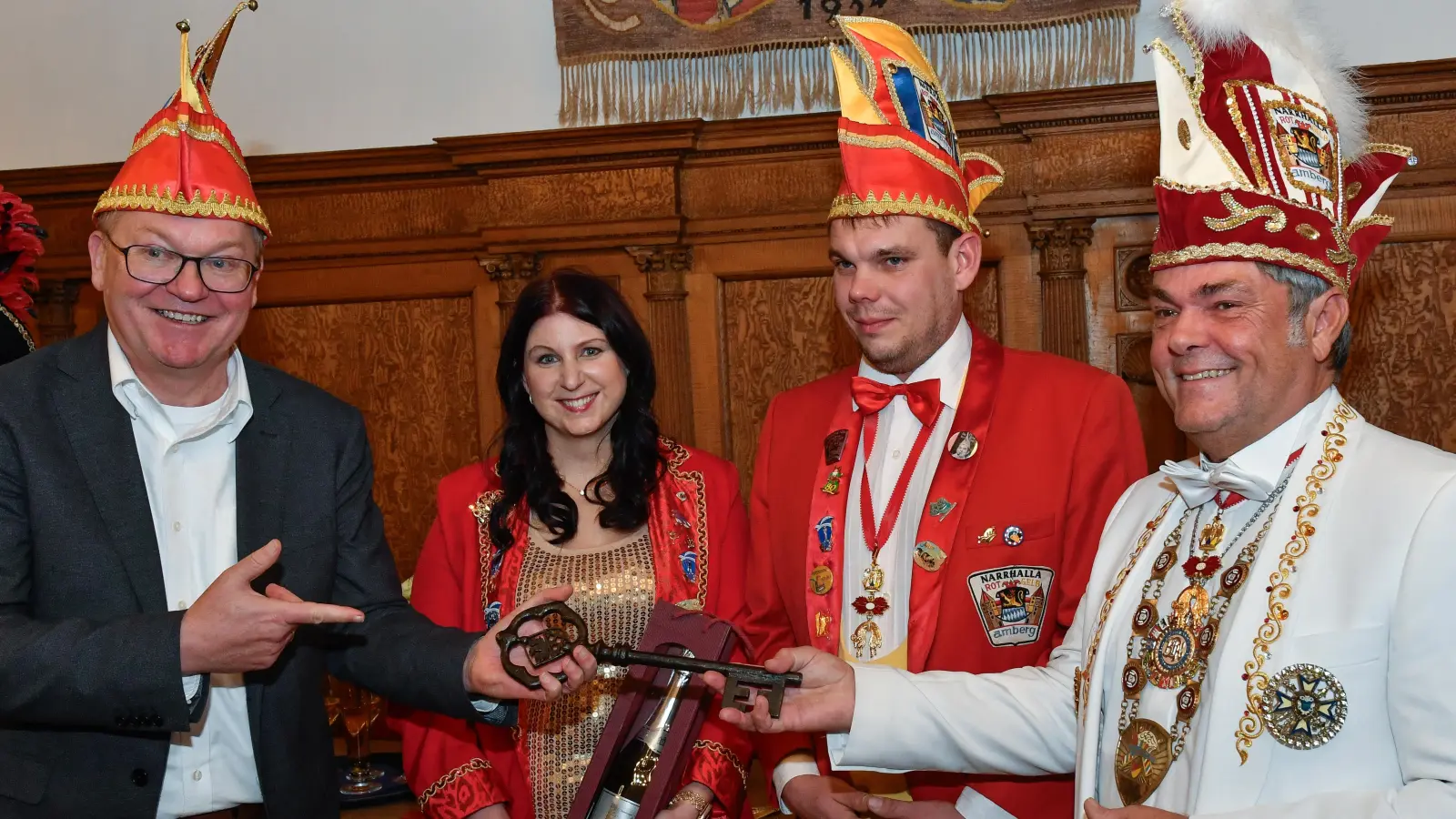 In der Mitte das neue Prinzenpaar der Narrhalla Rot-Gelb Amberg. Daniela Hofmann und Roland Maurukas. Symbolisch übergibt Oberbürgermeister Michael Cerny (links) den Schlüssel zur Stadtkasse an den Narrhalla-Präsidenten Jürgen Mühl (rechts). (Bild: Petra Hartl)