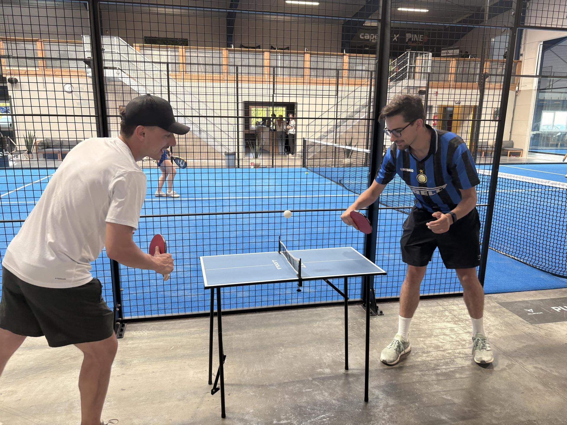 Daydrinking im Pine Padel Club. (Bild: Lukas Büchold)