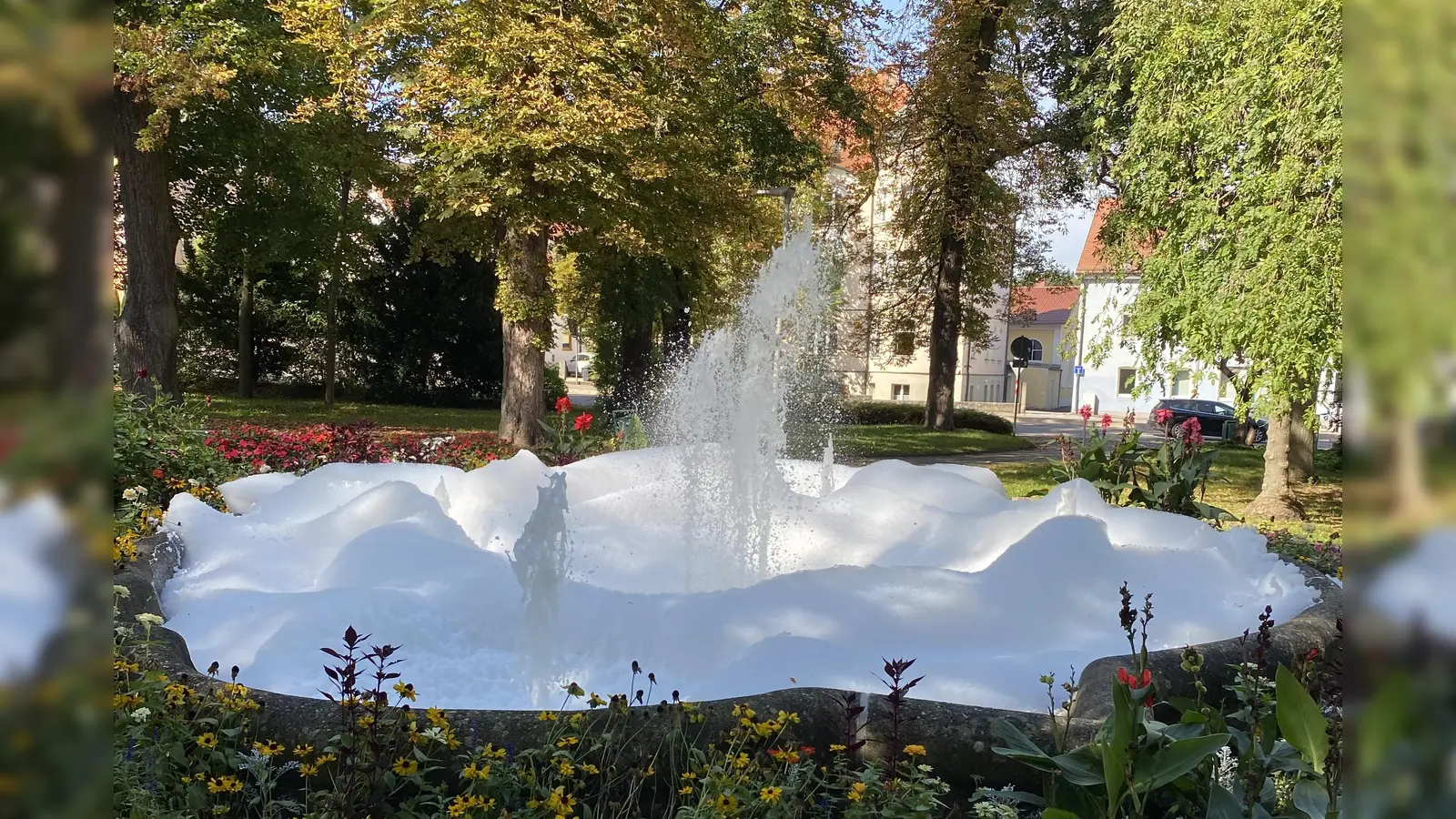 Unbekannte sorgten am Amberger Maxplatz für extreme Schaumbildung im Brunnen. (Bild: PI Amberg)