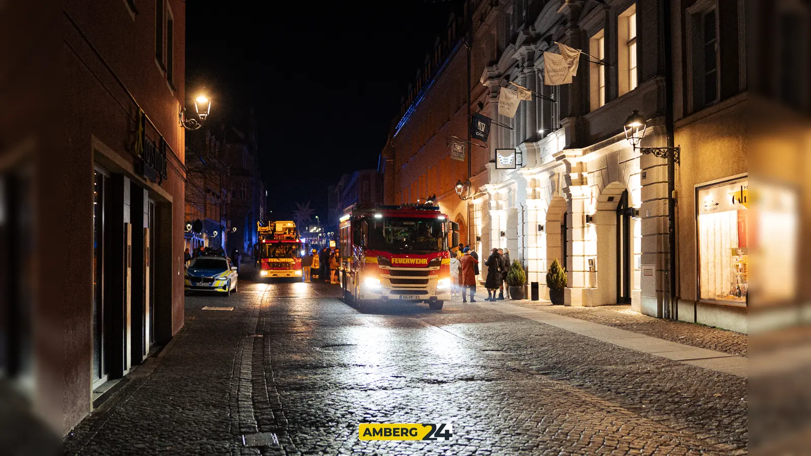 Ein Fehlalarm der Brandmeldeanlage unterbricht die Party im Amberger „Cave“. Die Freiwillige Feuerwehr Amberg war vor Ort, die Gäste warteten vor dem Club.  (Bild: David Müller)