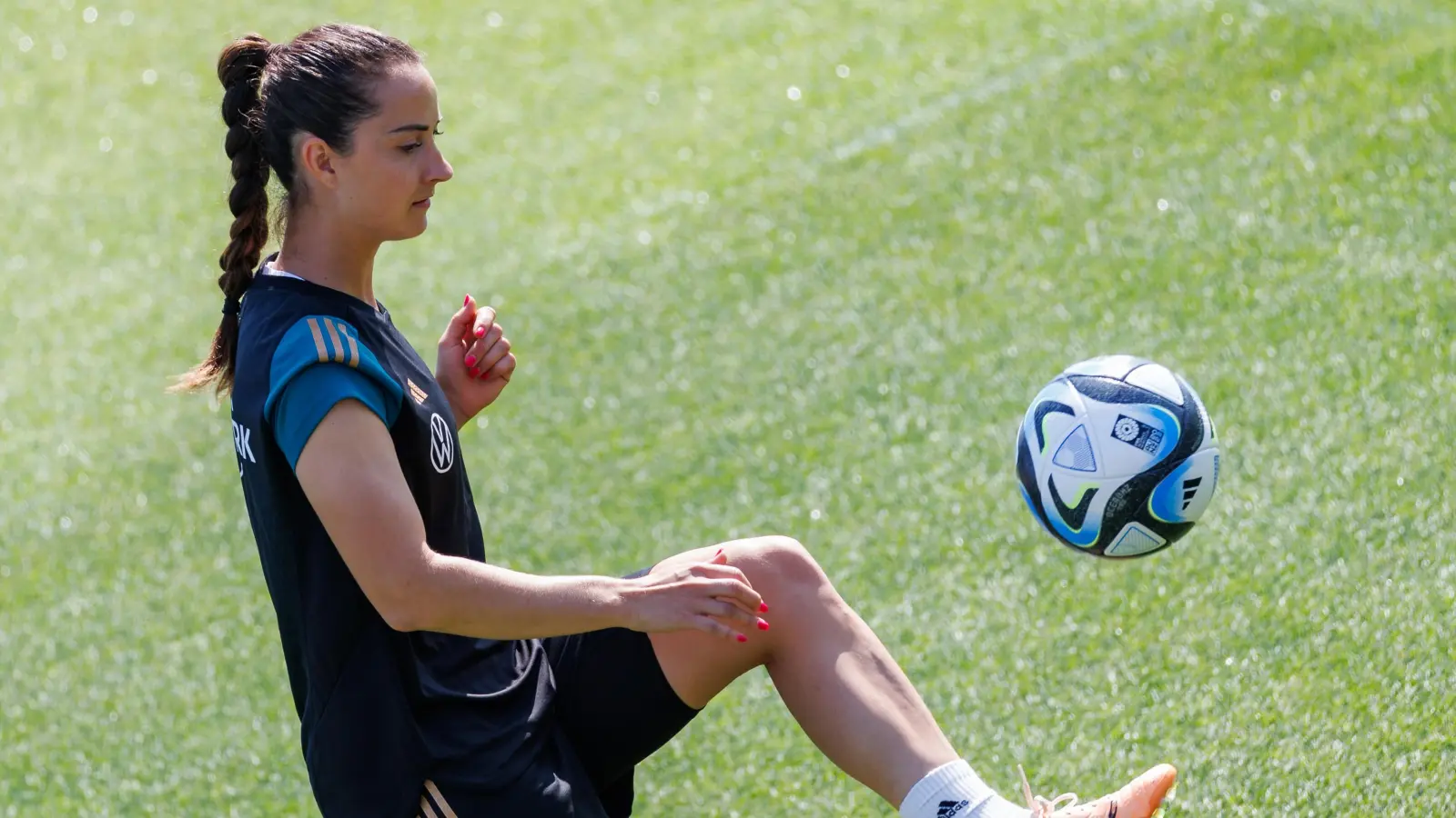 Für Nationalspielerin Sara Däbritz steht der letzte Länderspiellehrgang vor der Fußball-EM auf dem Plan. (Bild: Daniel Karmann/dpa)