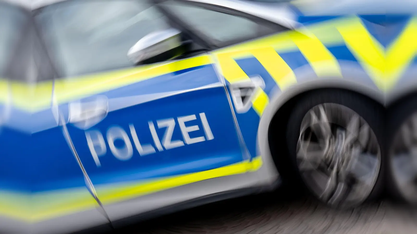 Die Polizei sucht derzeit nach Zeugen, weil in Amberg ein Wohnwagen beschädigt worden ist.  (Symbolbild: Hendrik Schmidt/dpa)