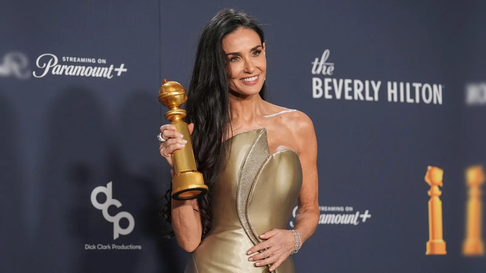 Mit 62 Jahren gewinnt Demi Moore ihren ersten Golden Globe.  (Bild: Chris Pizzello/Invision/AP/dpa)