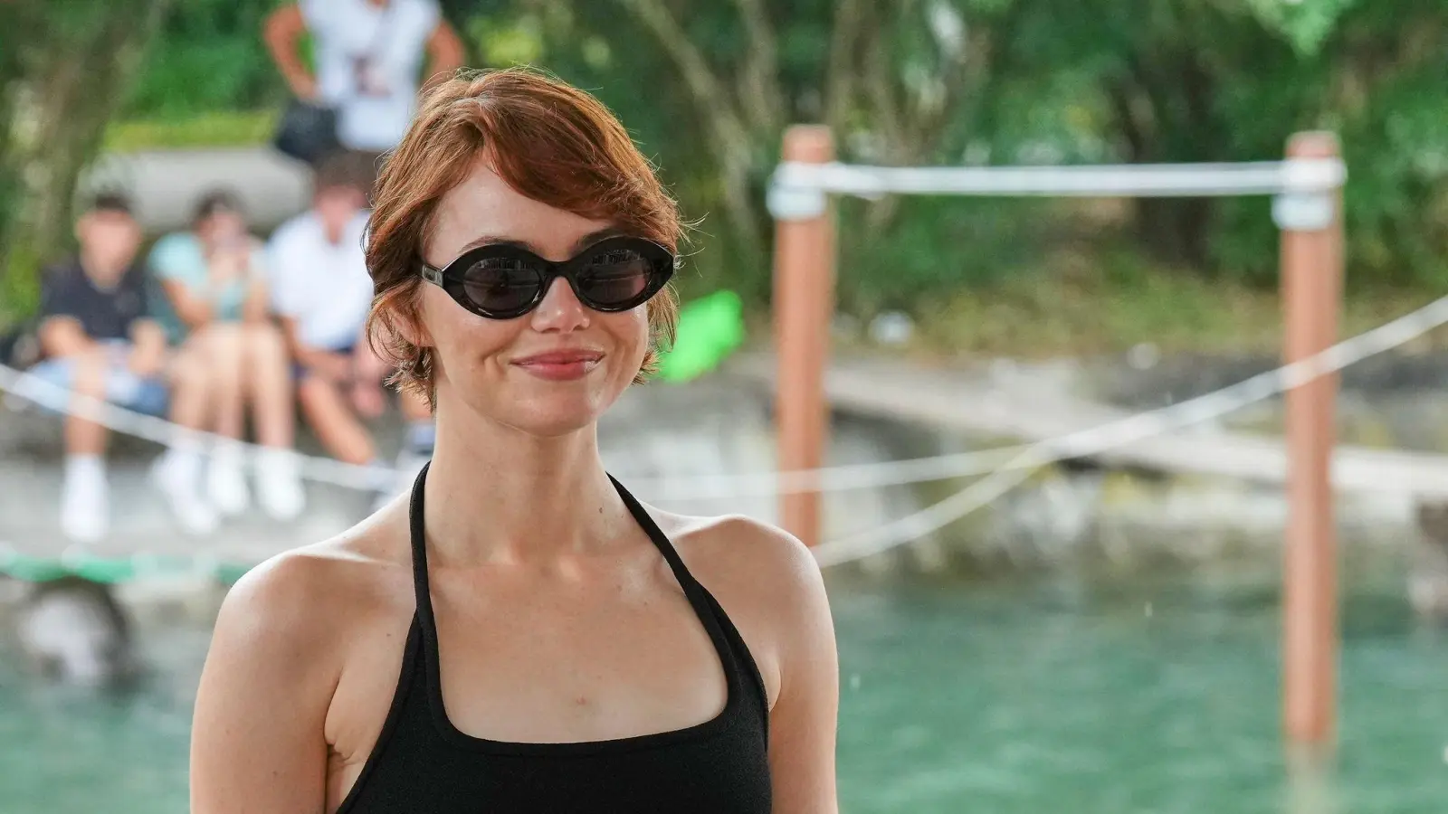 Emma Stone ist im Wettbewerbsfilm „Bugonia“ zu sehen.  (Bild: Alessandra Tarantino/Invision/AP/dpa)