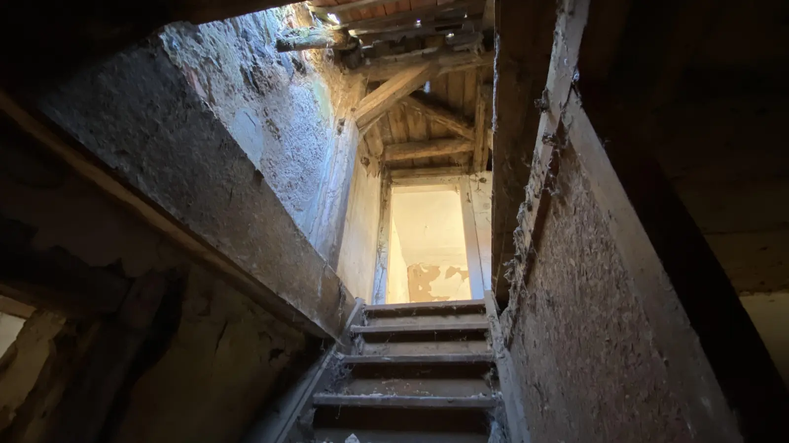 Anhand einer historischen Skizze aus den Gerichtsakten konnte das Mordhaus gefunden werden. Es steht noch heute. (Bild: Stefanie Kraus)