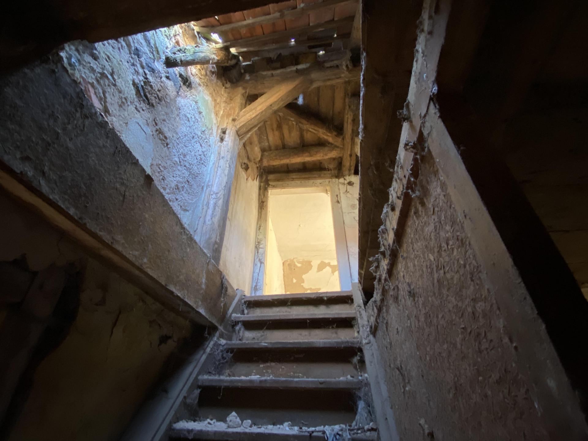 Anhand einer historischen Skizze aus den Gerichtsakten konnte das Mordhaus gefunden werden. Es steht noch heute. (Bild: Stefanie Kraus)