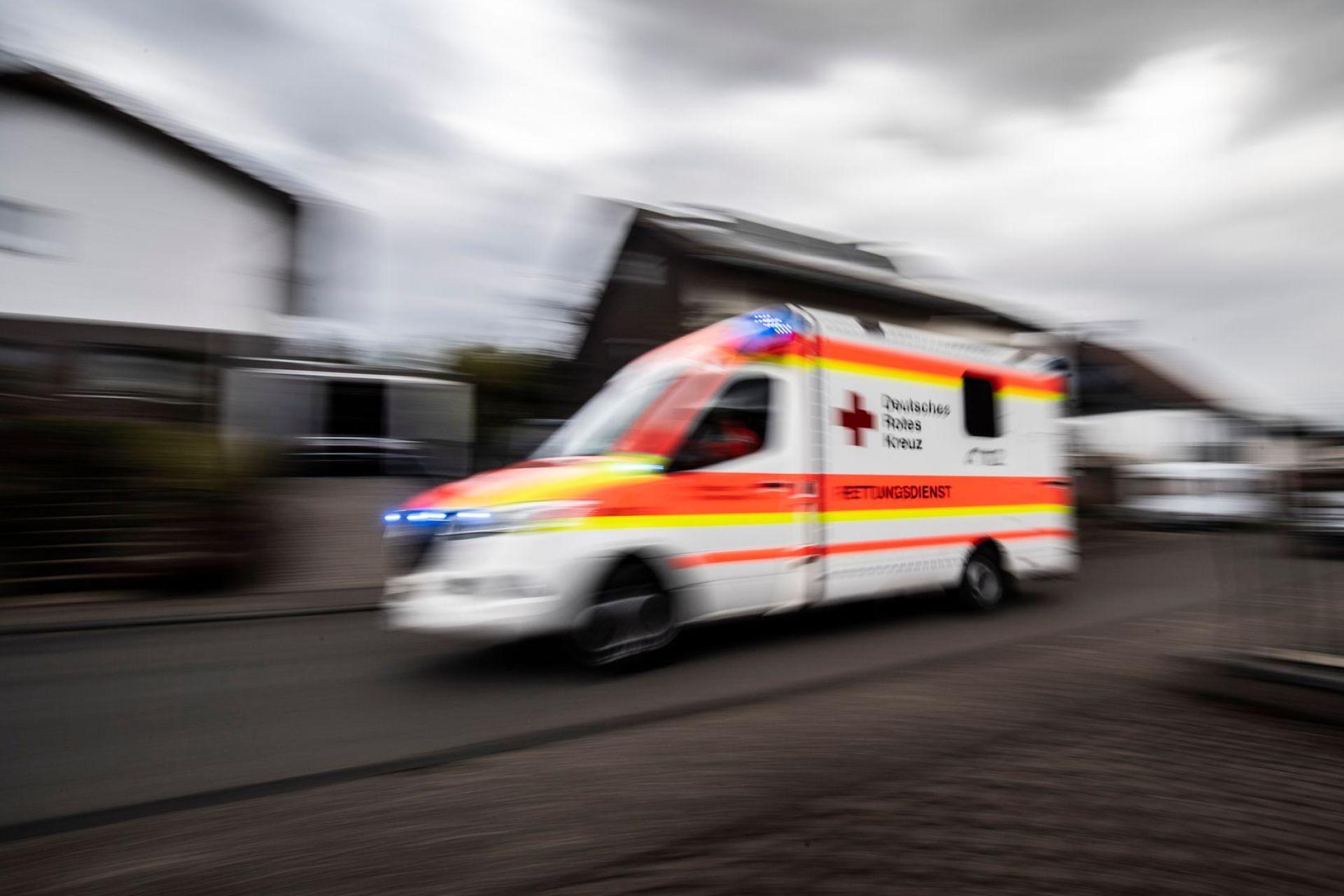 Ein schwer verletzter Baggerfahrer kam nach einem Arbeitsunfall ins Krankenhaus.  (Symbolbild: Boris Roessler/dpa)