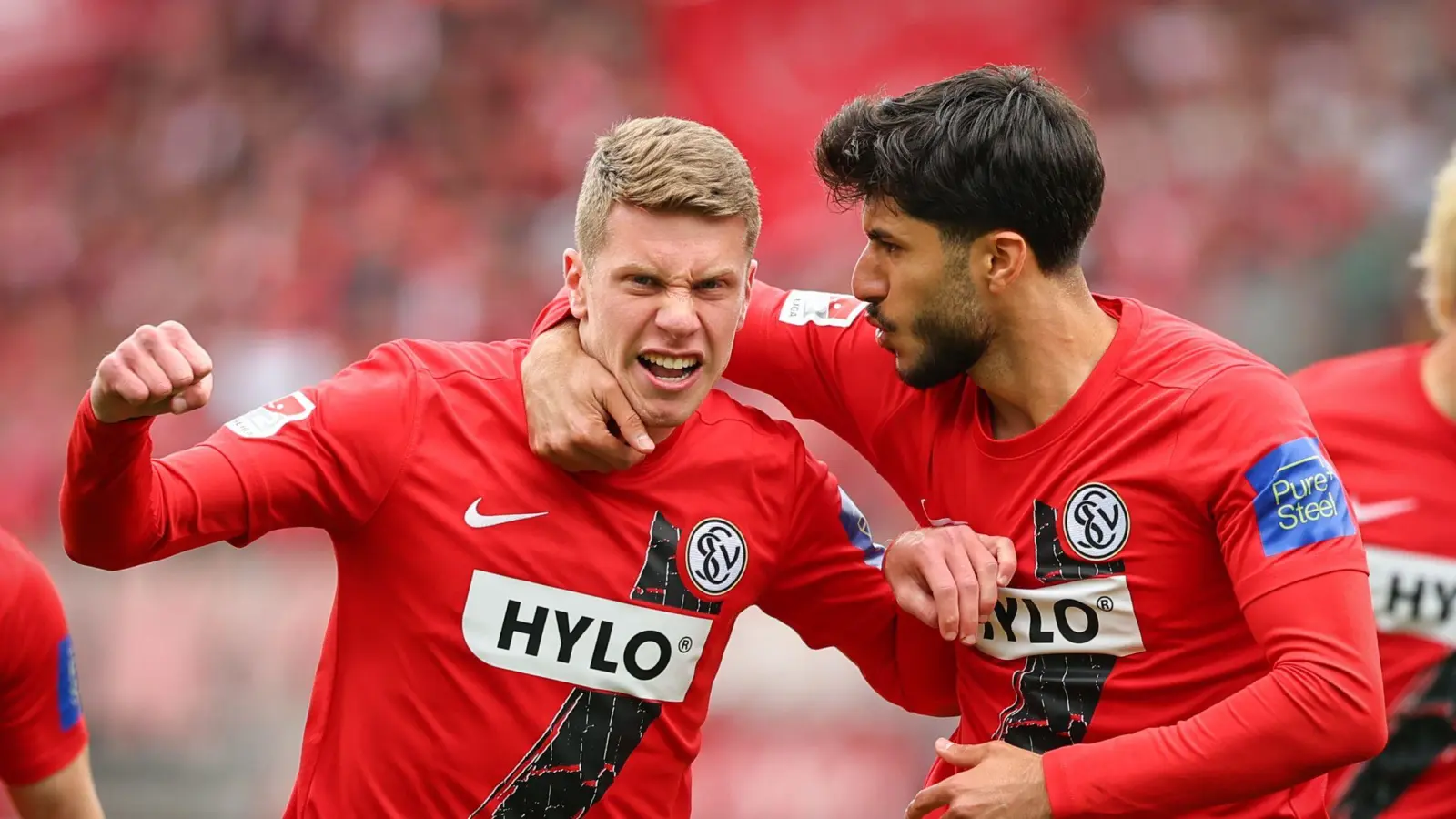 Elias Baum (l) trifft gegen den 1. FC Nürnberg doppelt. (Bild: Daniel Karmann/dpa)
