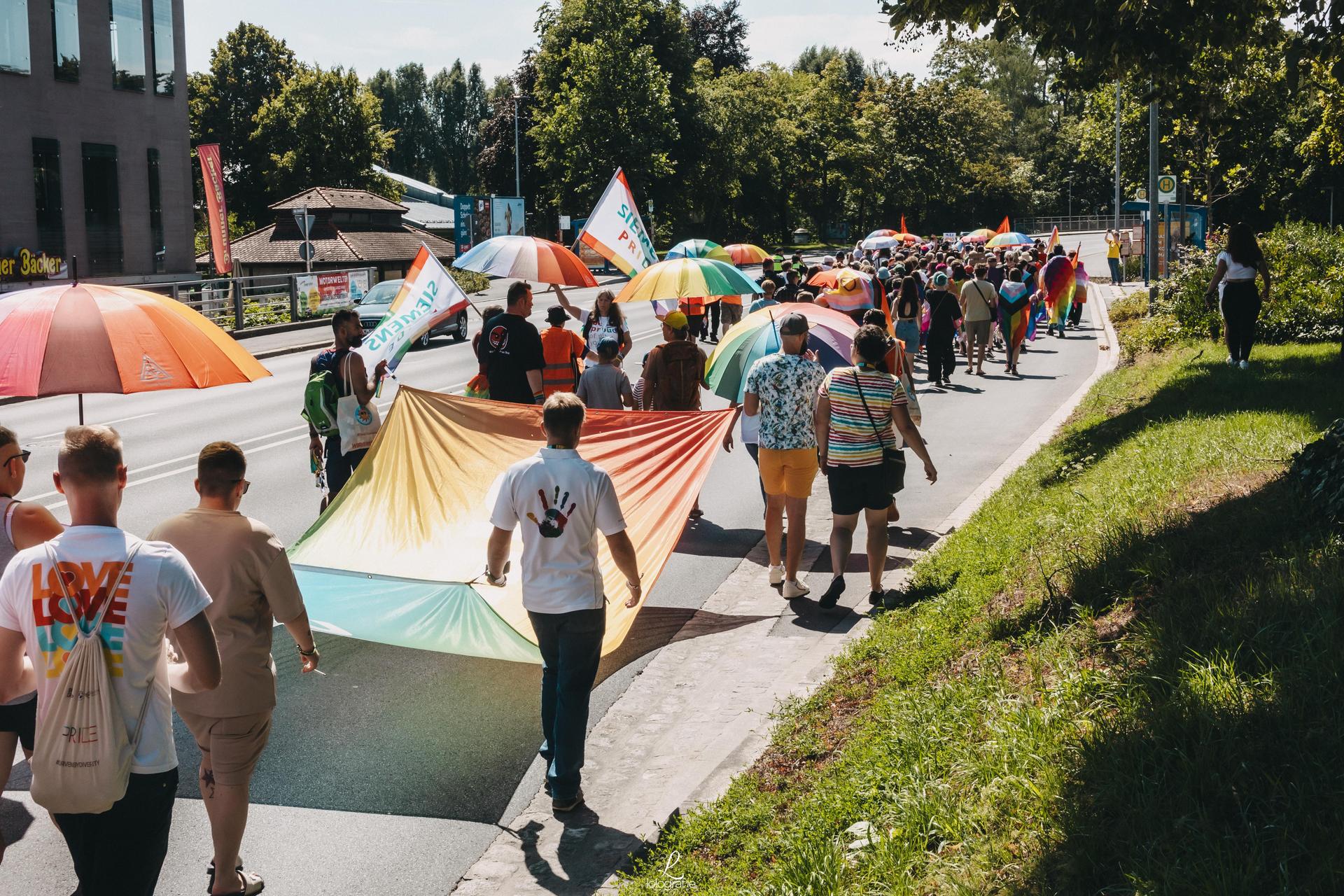 Die Bilder von der CSD-Parade 2023 in Amberg. (Bild: Leonie Hartung)