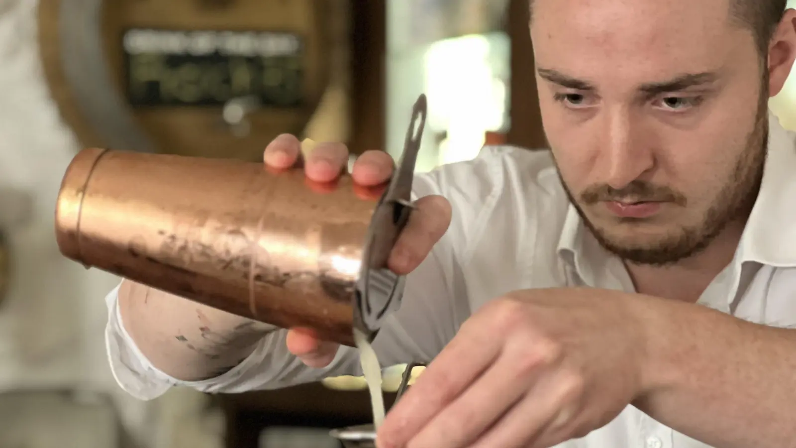 Der 25-jährige Kümmersbrucker Stefan Stündl hat vor etwa sechs Jahren die Leidenschaft zum Barkeeper für sich entdeckt. (Bild: Dominik Mark)