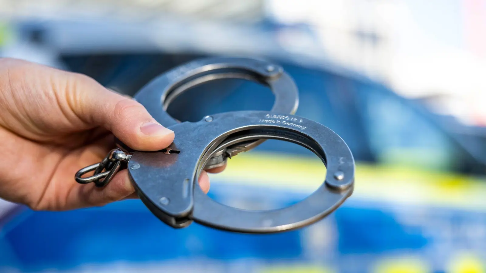 Polizisten nahmen in Regensburg einen mutmaßlichen Serienspanner fest. Die Beamten vermuten, dass er auch für mehrere Sexualdelikte verantwortlich ist.  (Symbolbild: David Inderlied/dpa)